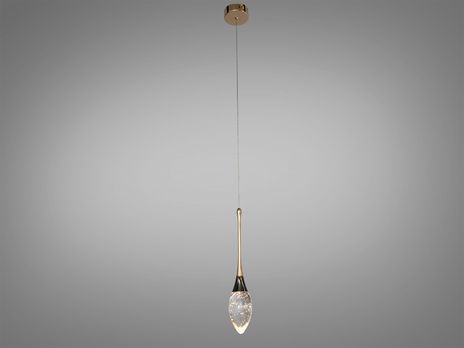 Світильник на довгому підвісі з металевою основою, що підкреслює витонченість дизайну. Ідеальний для високих стель.