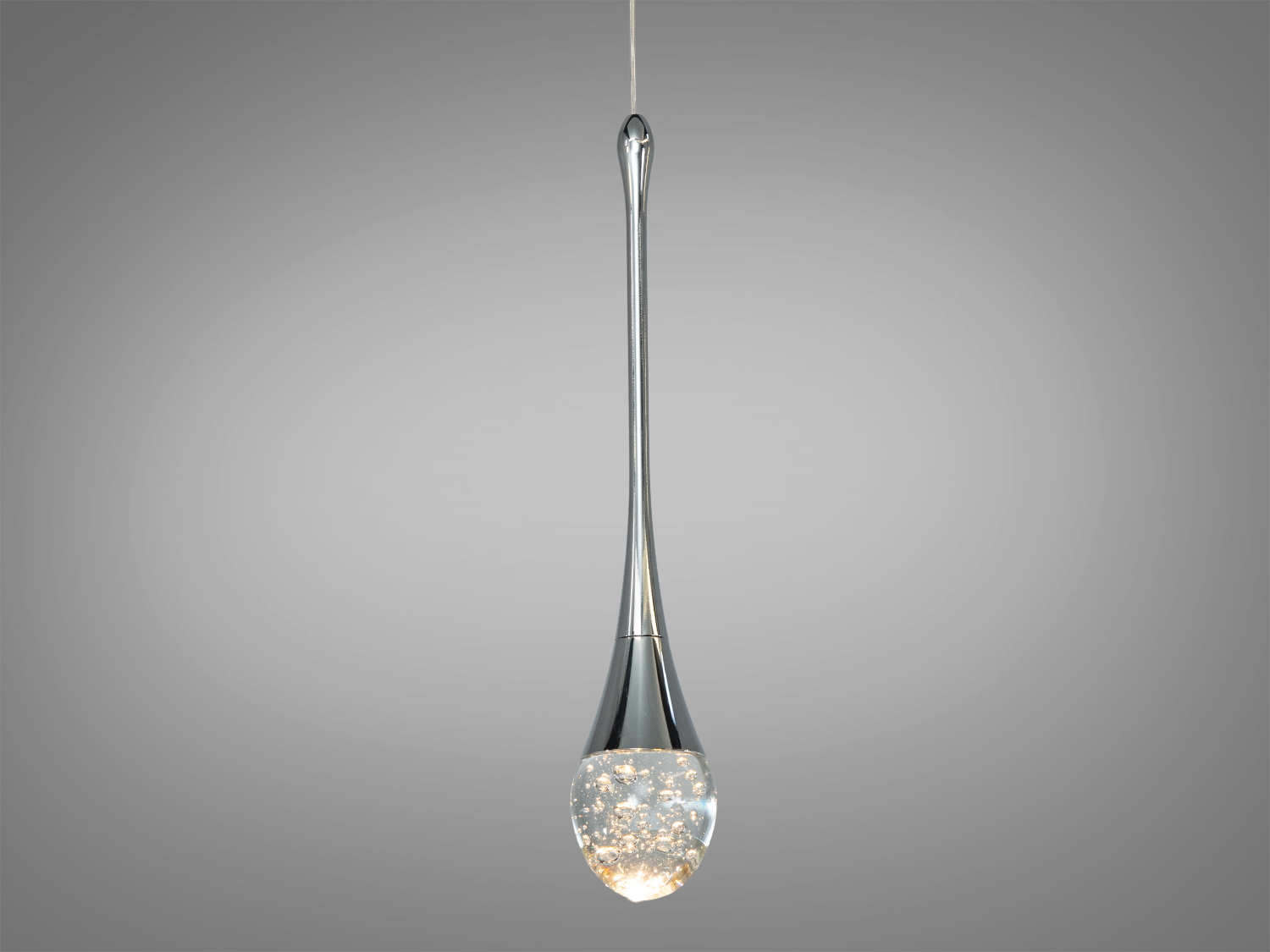 Підвісний світильник краплеподібної форми з прозорим скляним елементом, що створює ефект мерехтіння. Підходить для сучасних інтер′єрів.