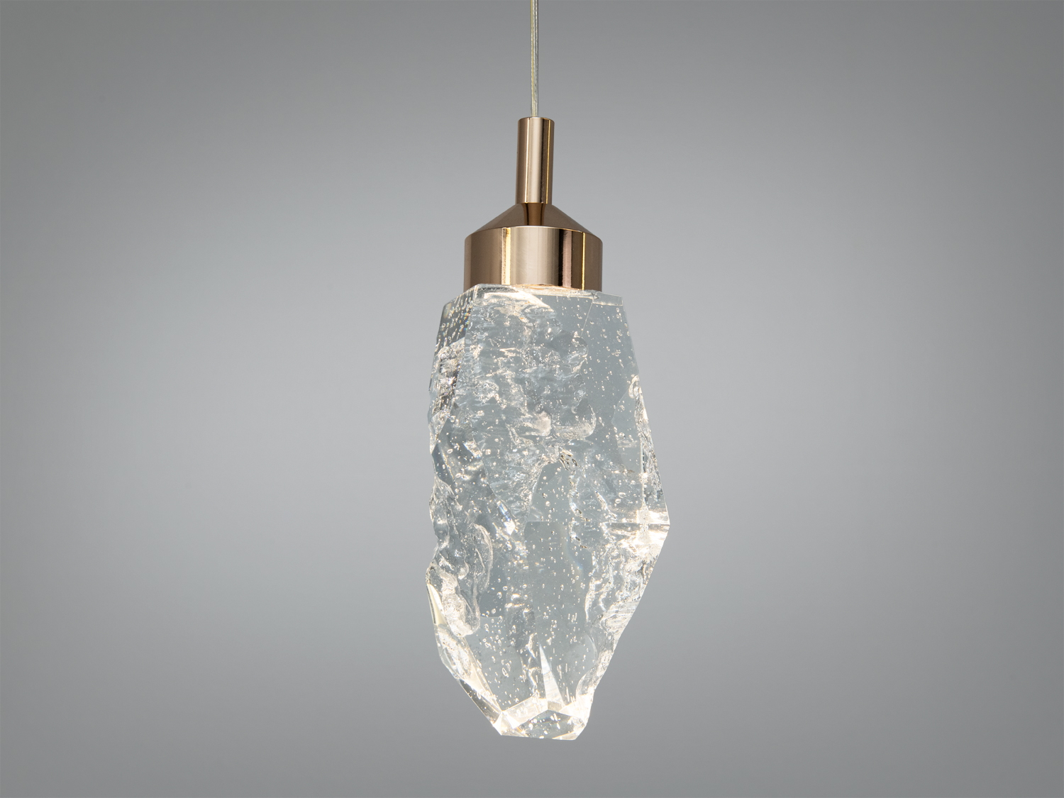 Підвісний світильник з прозорим скляним плафоном у формі кристала, підходить для сучасних інтер′єрів.