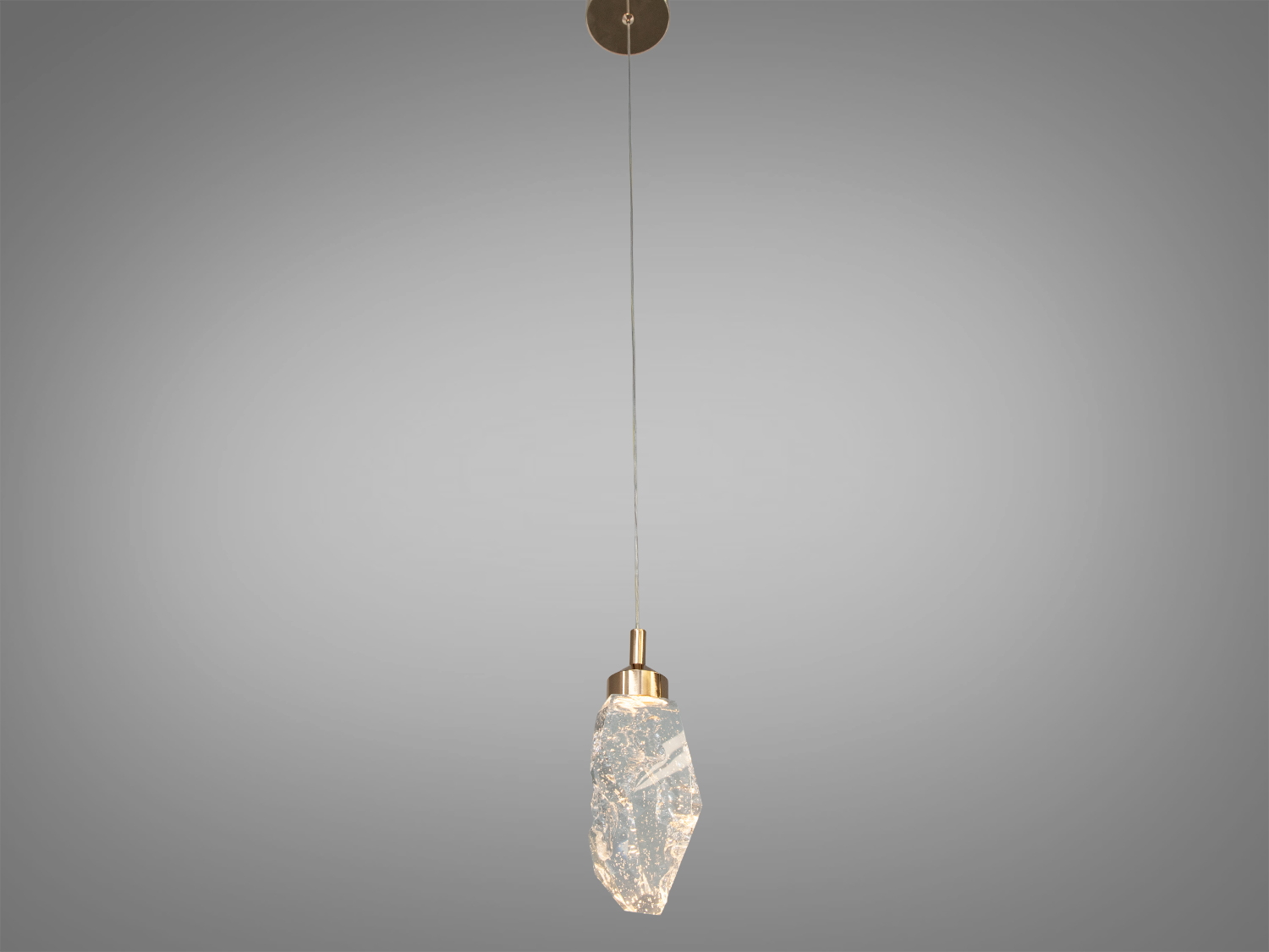 Лампа підвісна з довгим кабелем, прозорий кристалічний плафон, ідеальна для високих стель.