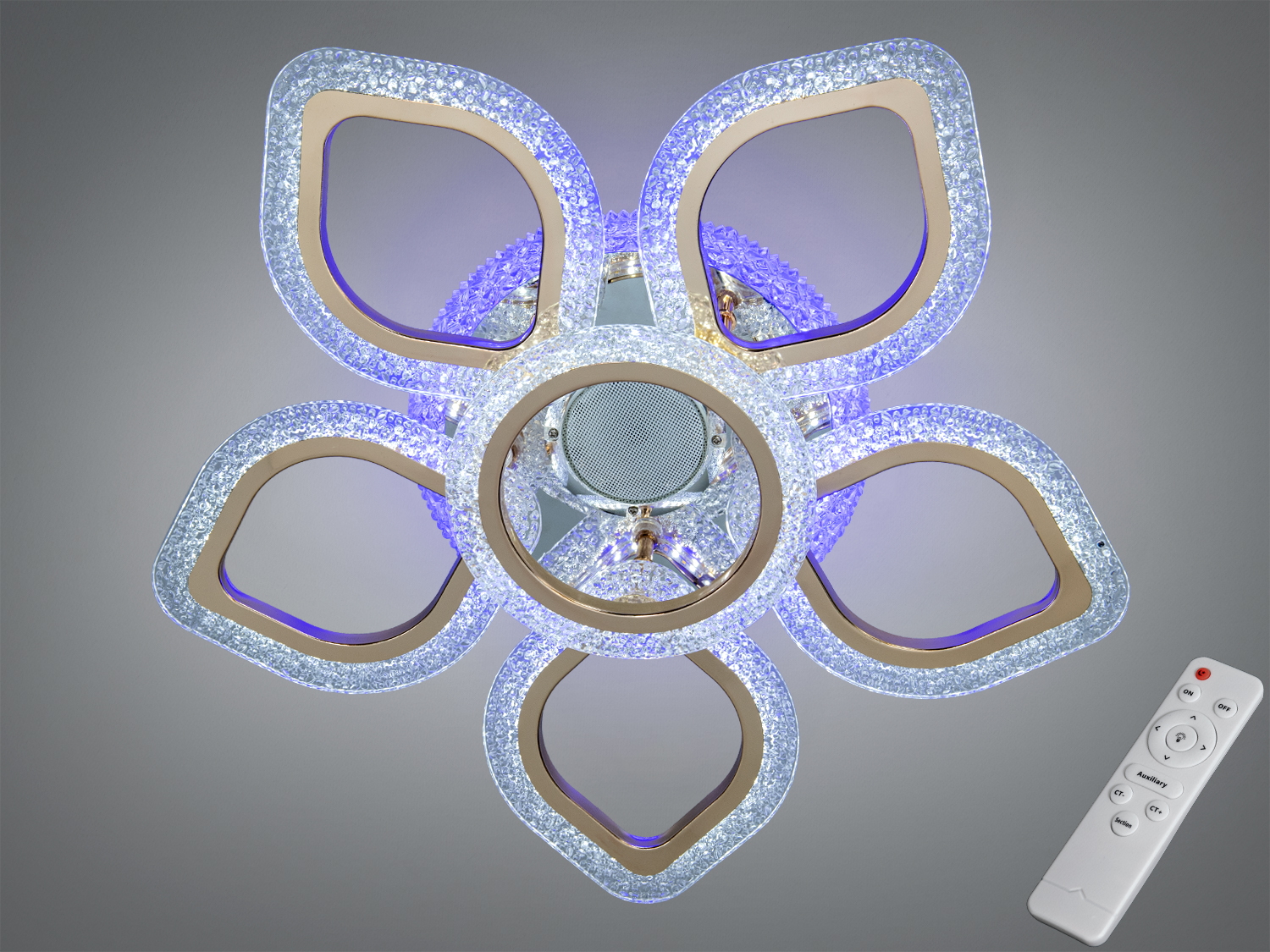 Світильник у формі квітки з п′ятьма пелюстками, оснащений дистанційним управлінням для зручності використання.