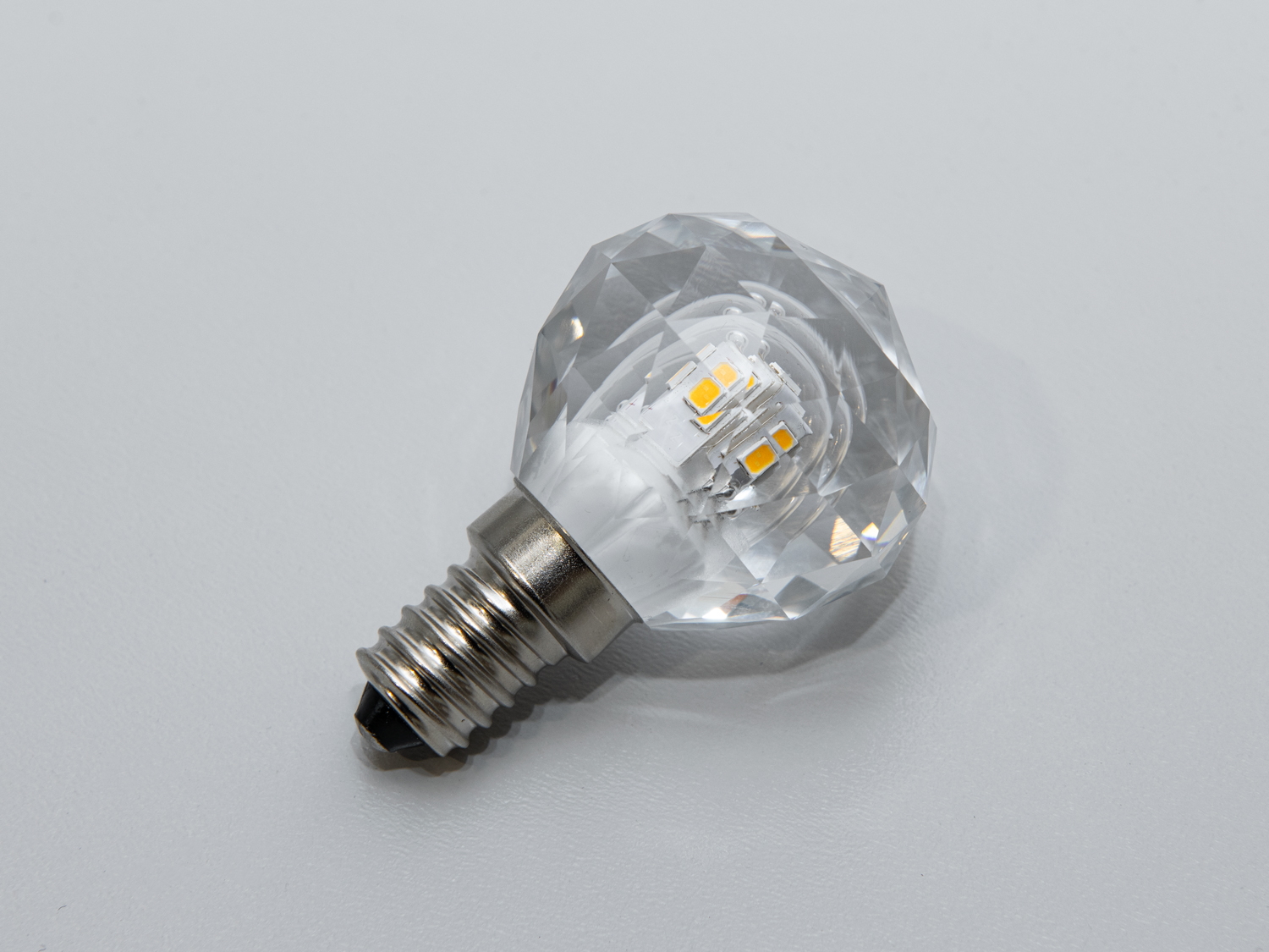 Світлодіодна лампа ідеально підходить до світильників у стилях лофт та мінімалізм.