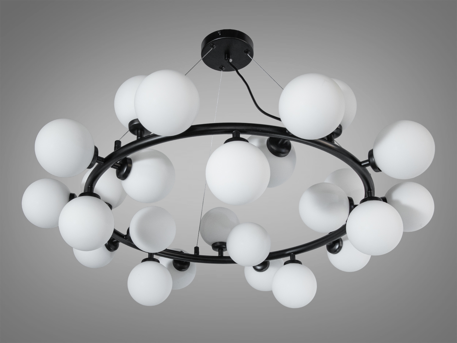 Люстра з білими кулями на металевій основі, підходить для високих стель. Відмінний вибір для просторих кімнат.