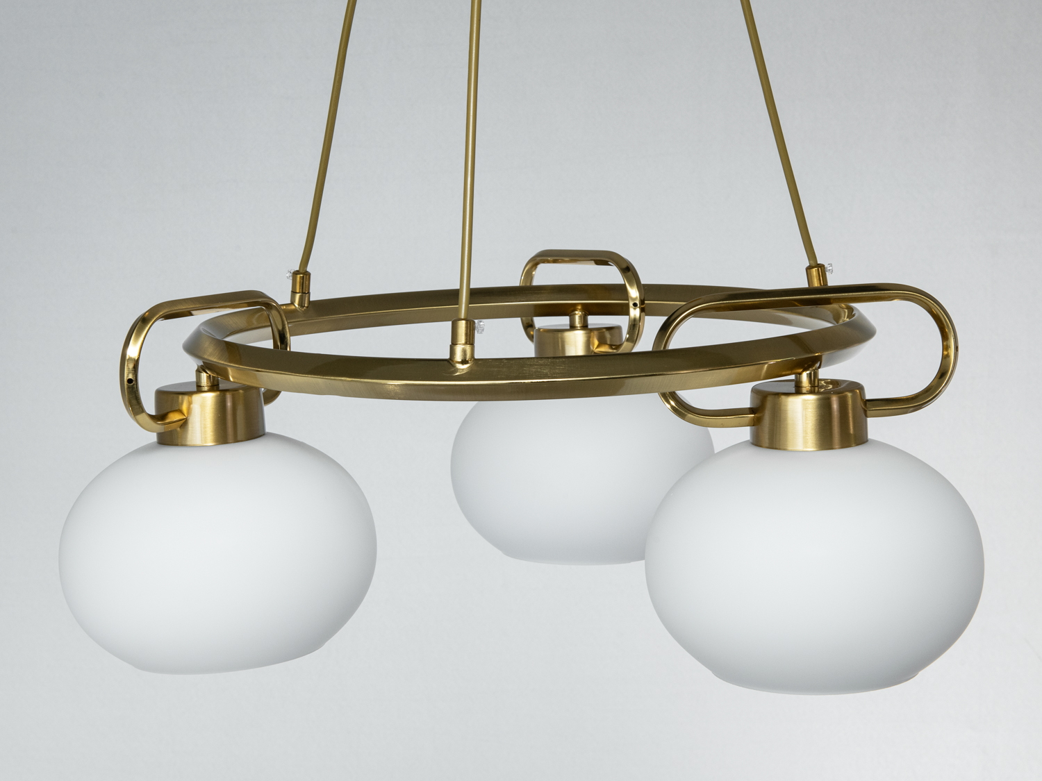 Підвісна люстра Diasha у стилі лофт з трьома матовими скляними кулями. Темний метал із бронзовими акцентами, кругла композиція для рівномірного м’якого світла.