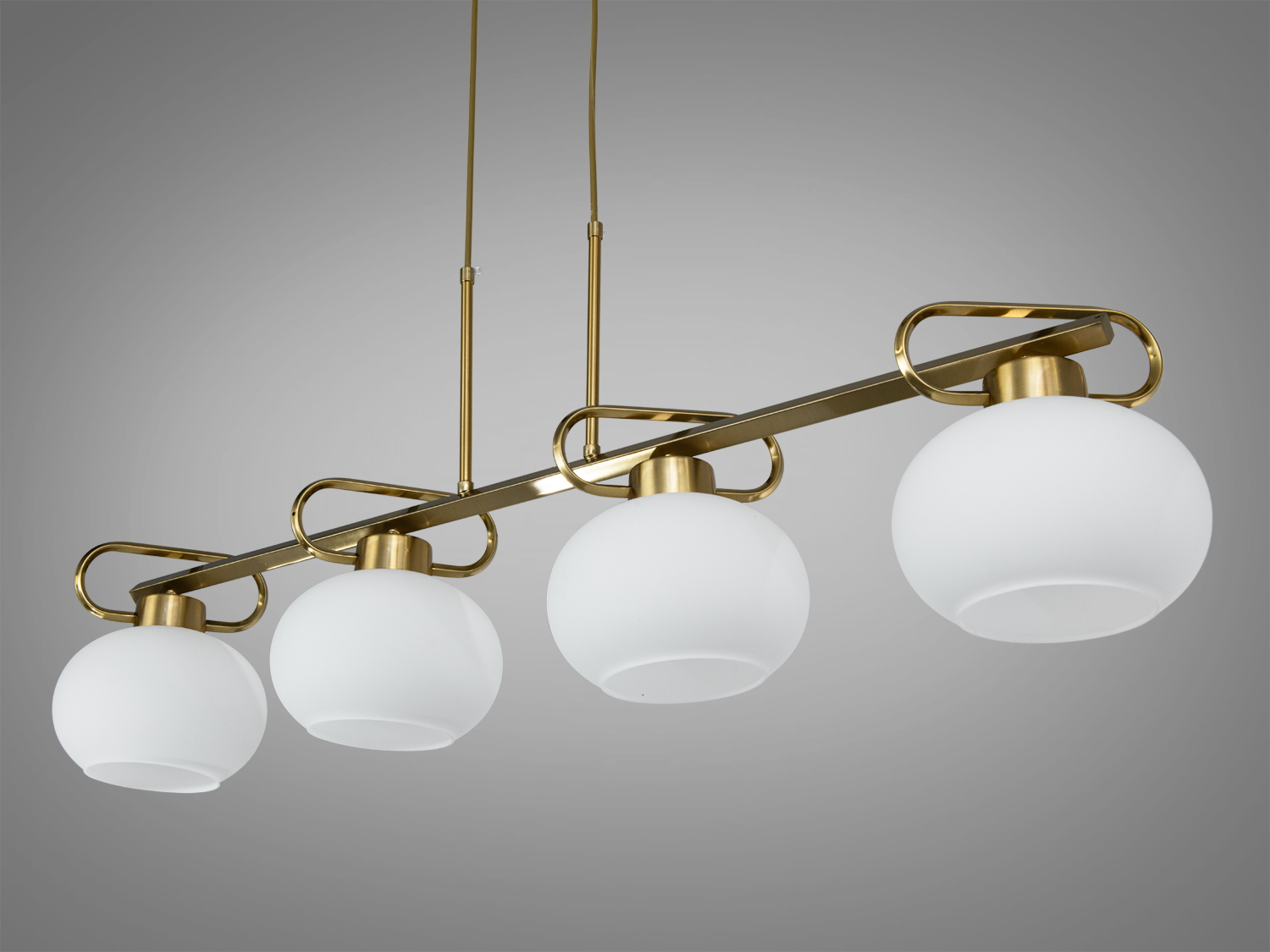 Підвісна лінійна люстра у стилі loft: 4 матові скляні кулі на бронзовій планці, два підвіси. Розсіяне світло для обідньої зони, кухонного острова чи вітальні.