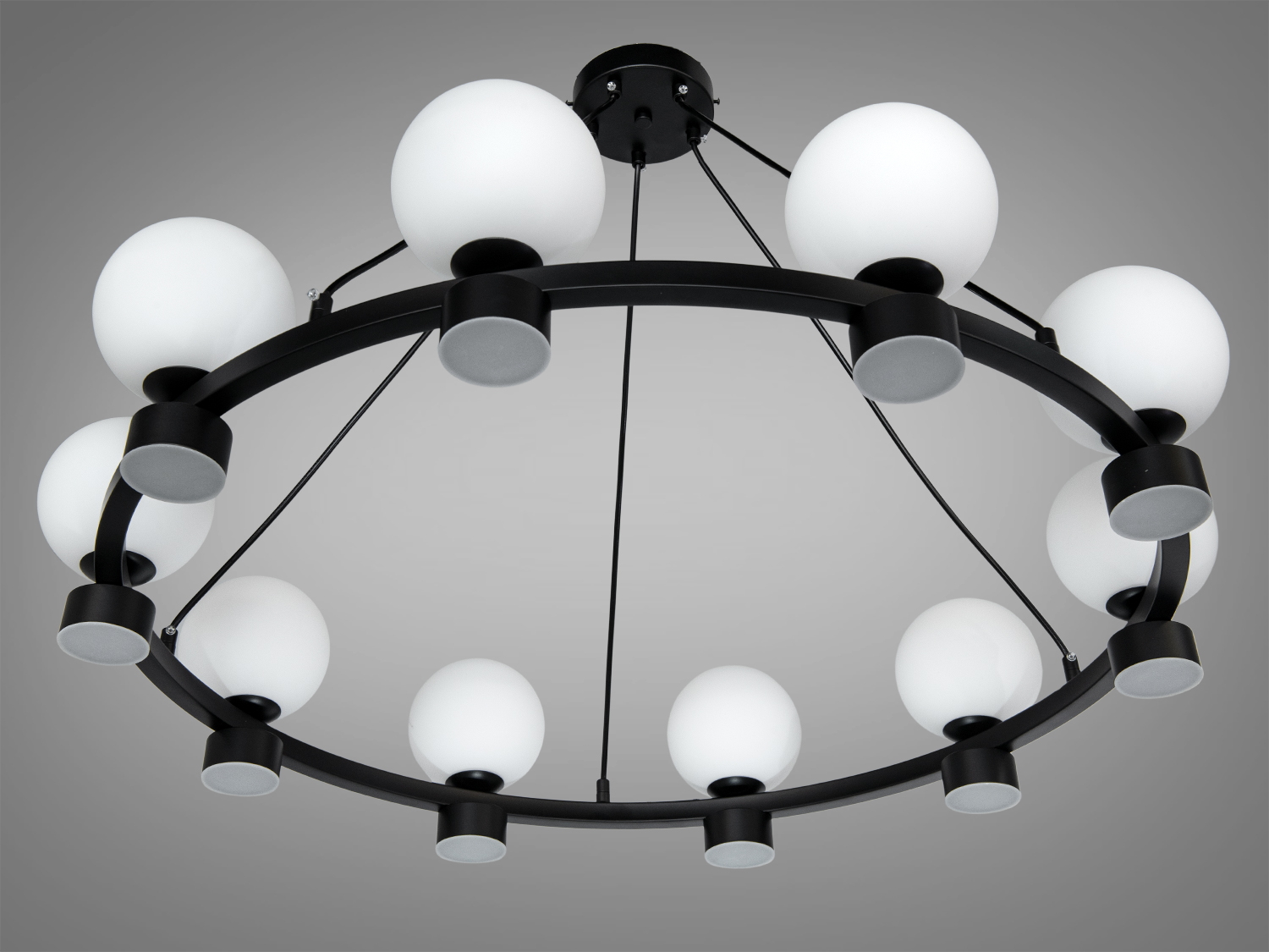 Люстра з білими скляними кулями, чорний металевий каркас, рівномірний розподіл світла, ідеальна для вітальні.