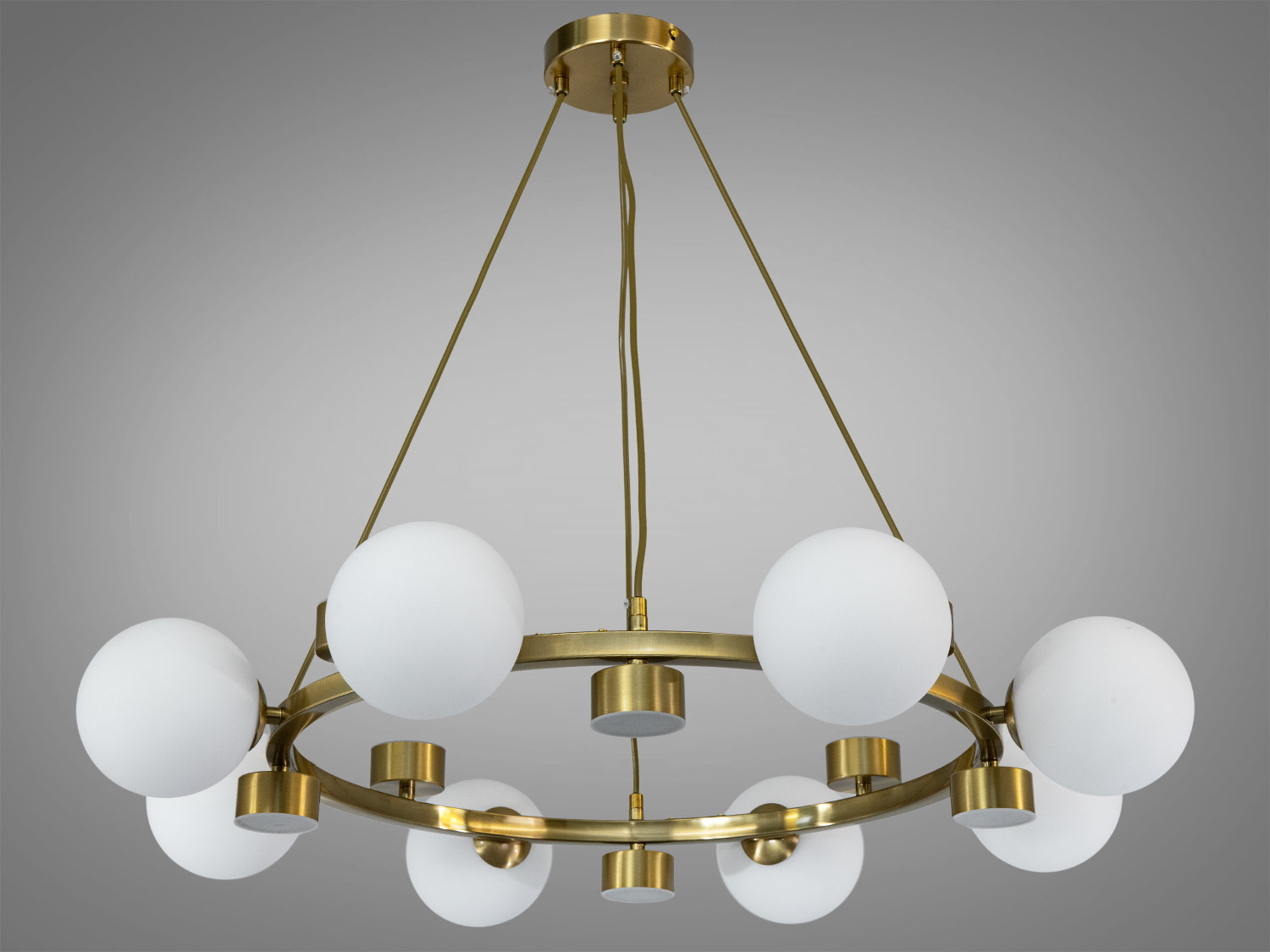 Люстра з круглими білими плафонами на золотистому каркасі, підвісна конструкція. Підходить для сучасного інтер′єру вітальні.