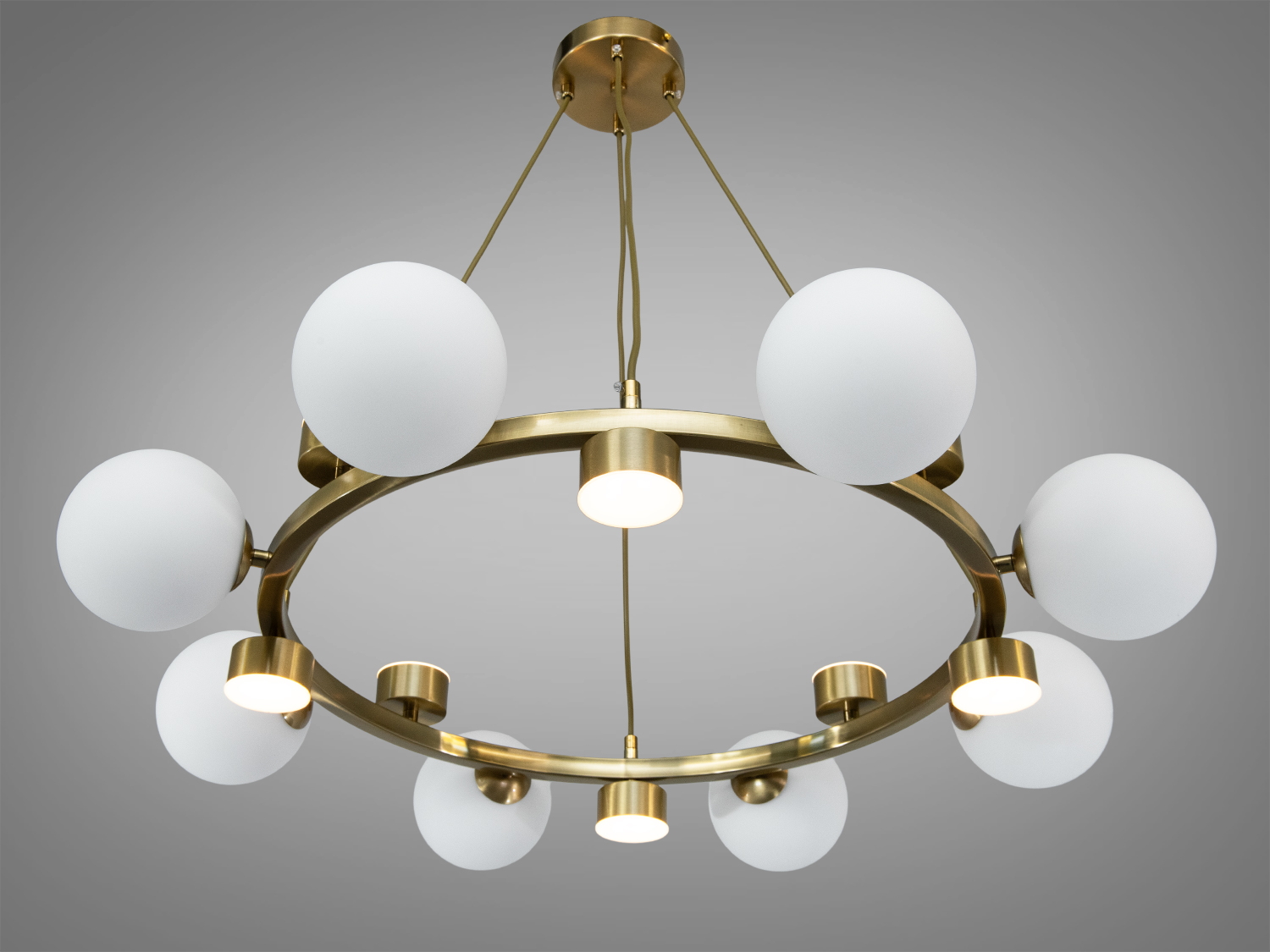 Стильна люстра з білими кулями на золотистій основі, підвісний монтаж. Відмінно підходить для сучасного інтер′єру.