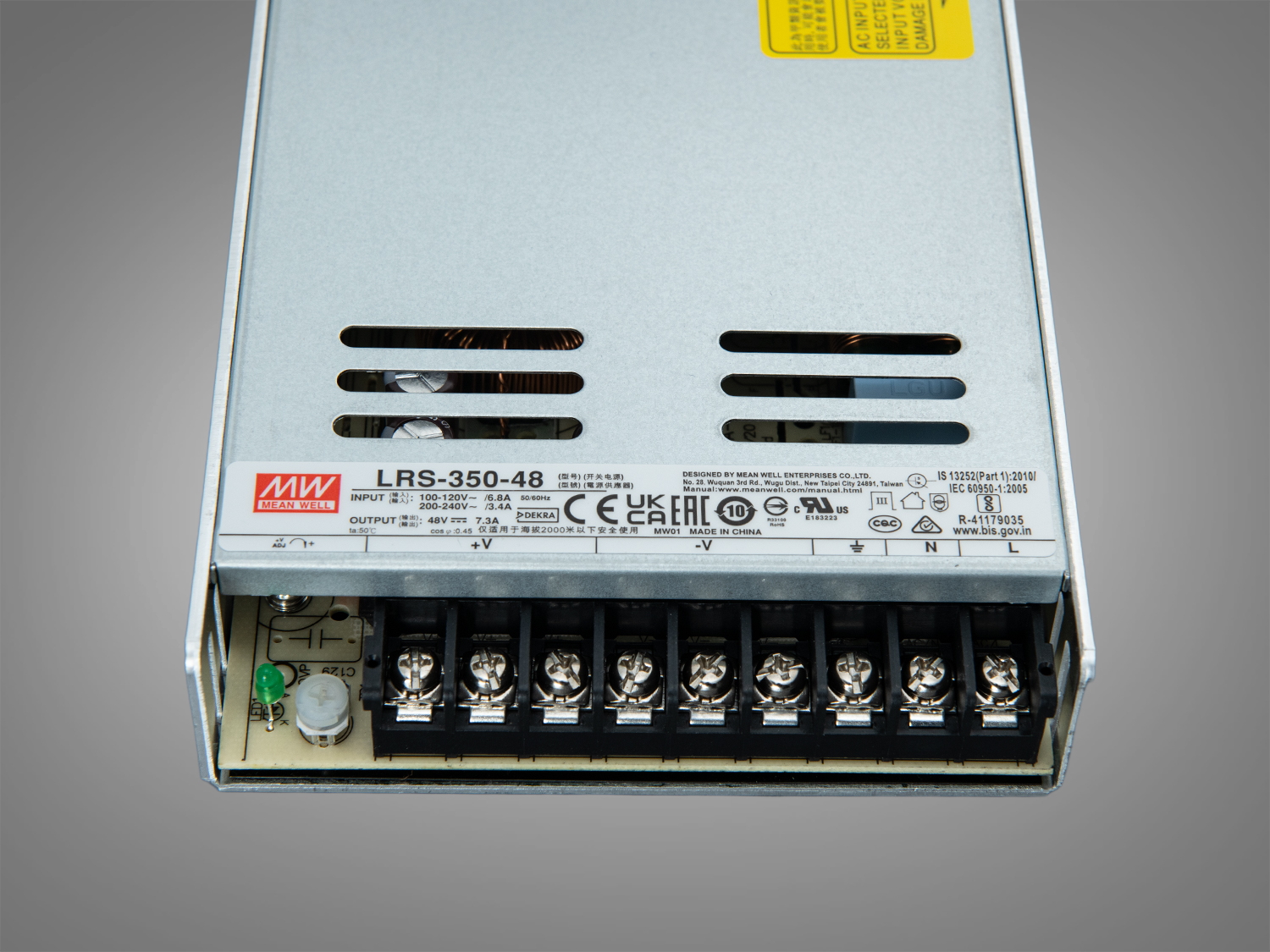 лок живлення металевий, має вентиляційні отвори та кріплення для монтажу. Призначений для стабільного живлення електронних пристроїв.