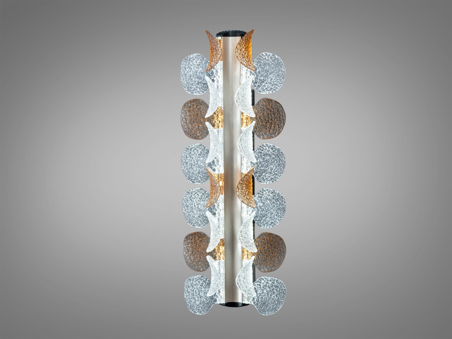 Лінійний світильник з чорним металевим корпусом та рельєфним акрилом, що створює ефект хвиль. Ідеально для освітлення вітальні.