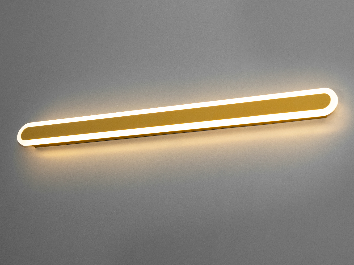 Світлодіодний світильник-планка на 30W відрізняється своєю унікальністю та сучасним дизайном. Він представляє собою елегантну і лаконічну лінію світла, яка ідеально підходить для створення чистого освітлення в будь-якому просторі, будь то спальня або кабінет. Його чисті, прямі лінії і мінімалістична естетика роблять його вишуканим доповненням до сучасного інтер'єру.
Світильник-бра складається з довгої світлодіодної панелі, обрамленої тонкою акриловою обідкою, що надає йому витонченого зовнішнього вигляду. Металева основа світильника має ненав'язливий білий матовий колір, що контрастує з яскравістю світлодіодів, створюючи візуальний інтерес і глибину. Відсутність видимих кріплень і кабелів посилює враження легкості та плавності дизайну.
Це  зовсім нове і незвичайне виконання плафонів із акрилу, що обрамляють LED стрічку. Таке бра запросто підійде під будь-який інтер'єр - класичний, сучасний і навіть в стилі «хай-тек». 
Ці світильники є ідеальним рішенням для акцентного (елементного) підсвічування в інтер'єрі - підсвічування дзеркал, картин, стінних ніш, особливих деталей інтер'єру. 
У даній серії всі світильники оснащені унікальними енергозберігаючими світлодіодними стрічками. Які за дуже низької споживаної потужності створюють потужний світловий потік. 
Витончені накладні світлодіодні світильники призначені для створення яскравого світлодіодного освітлення з регульованою температурою кольору від теплого білого до холодного білого. 
Перемикання спектрів світіння світлодіодним панелі здійснюється простим вимиканням-включенням.
Світлодіодний світильник дозволяє вибирати режими освітлення в залежності від часу доби.
Вони створені щоб бути окрасою інтер'єру, а не просто утилітарним світильником як звичайне лінійне підсвічування.
Кріпиться до будь-яких видів поверхонь універсальним кріпленням-на планку.