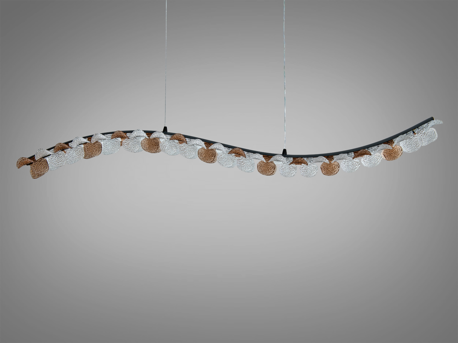 Підвісний світильник з хвилястою витягнутою формою, підходить для сучасного інтер′єру, з декоративними акриловими елементами.