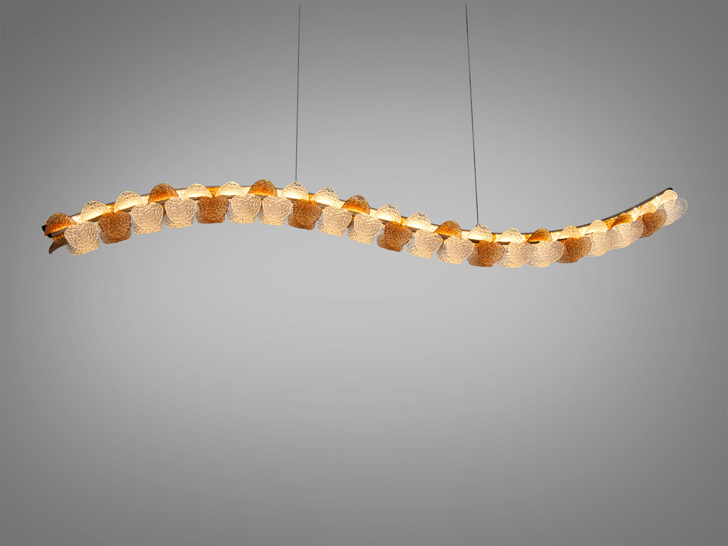 Підвісний світильник з хвилястим дизайном, прикрашений текстурованими акриловими елементами. Підходить для монтажу в сучасних приміщеннях.