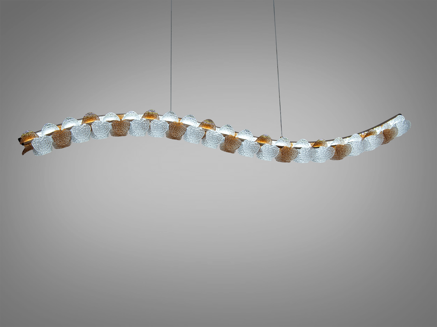 Підвісний світильник хвилястої форми, з текстурованими акриловими елементами, що створюють м′яке освітлення. Ідеальний для сучасного інтер′єру.