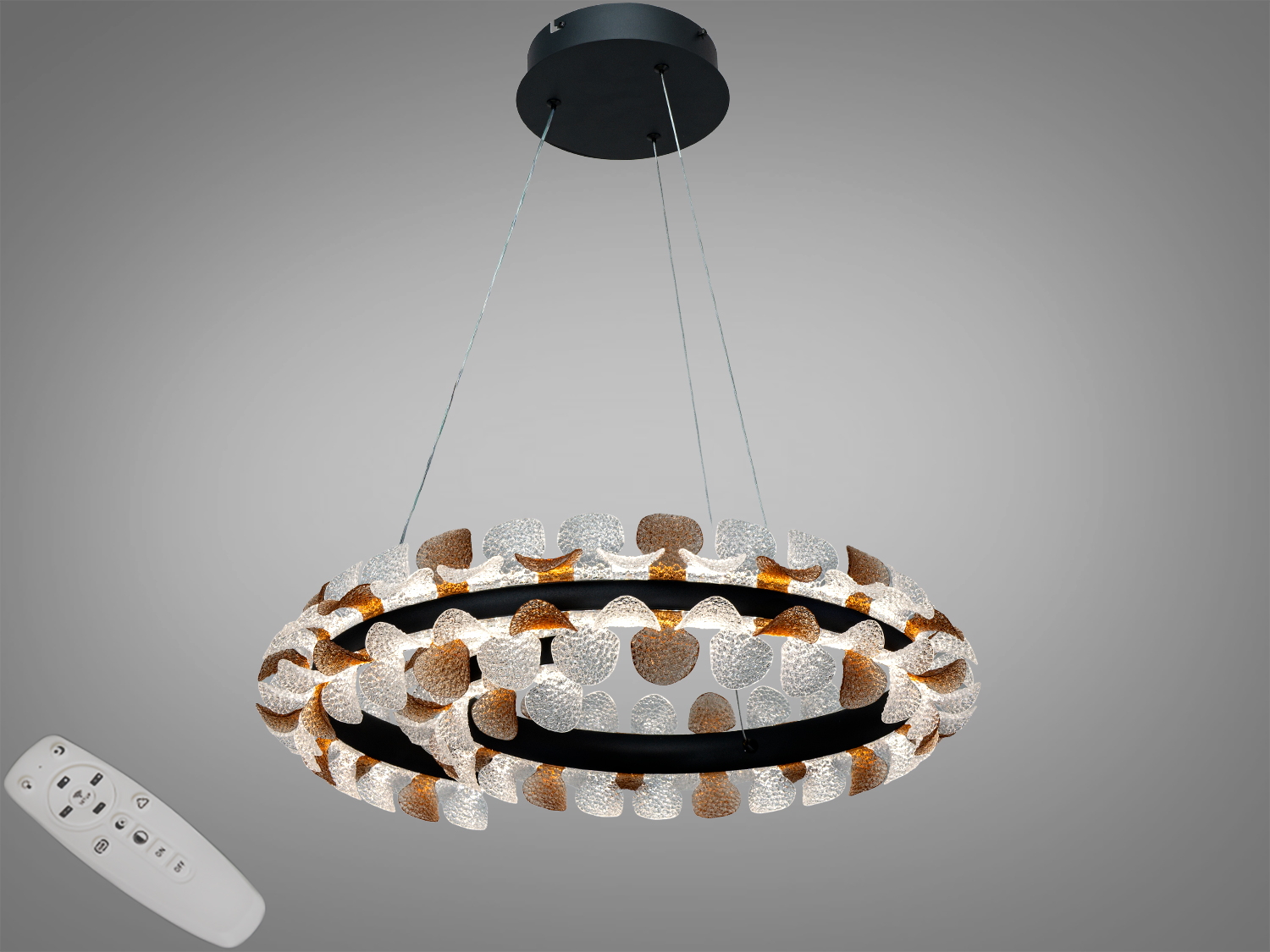 Підвісний світильник з прямокутним корпусом, оснащений прозорим розсіювачем. Ідеально підходить для сучасного інтер′єру.