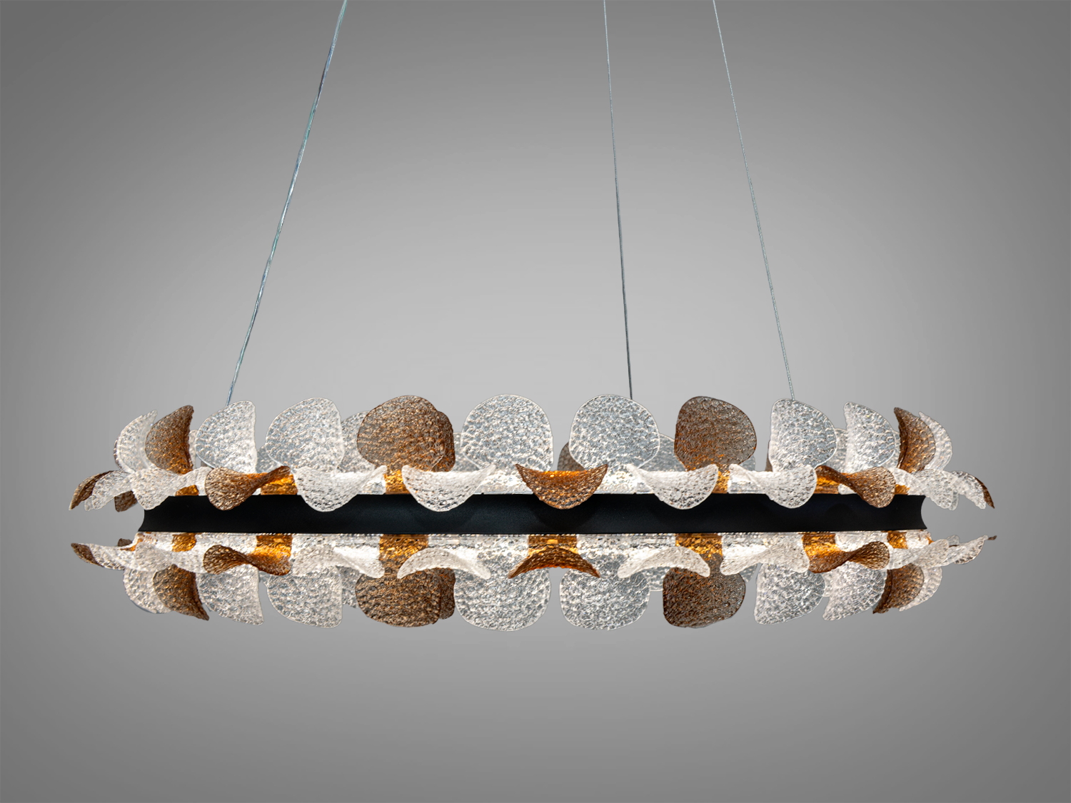 Лінійний світильник з теплим світлом, підвішений на двох тросах. Підходить для освітлення робочих зон.