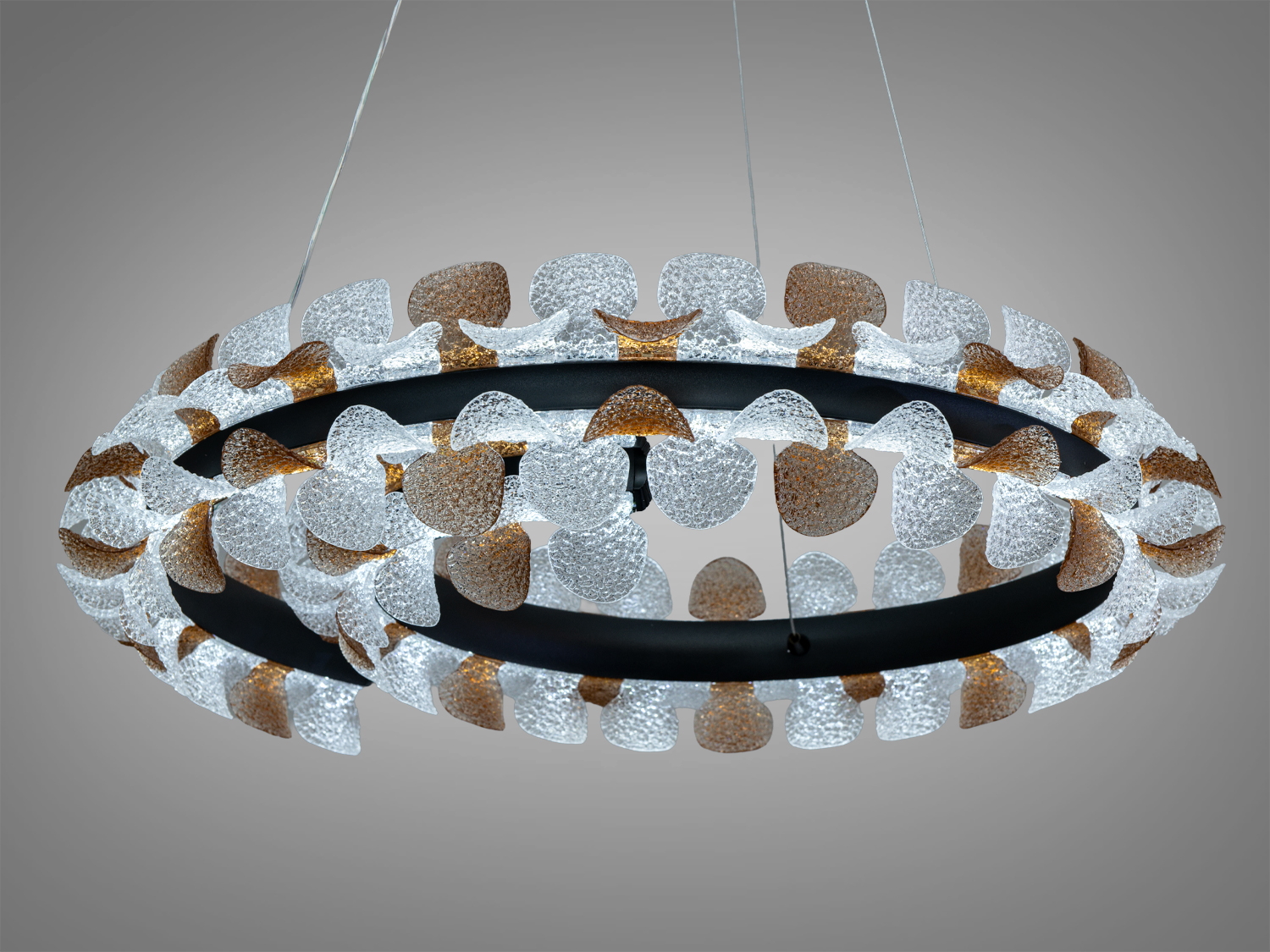 Підвісний світильник з кришталевим ефектом, що створює яскраве біле світло. Ідеально для офісних приміщень.