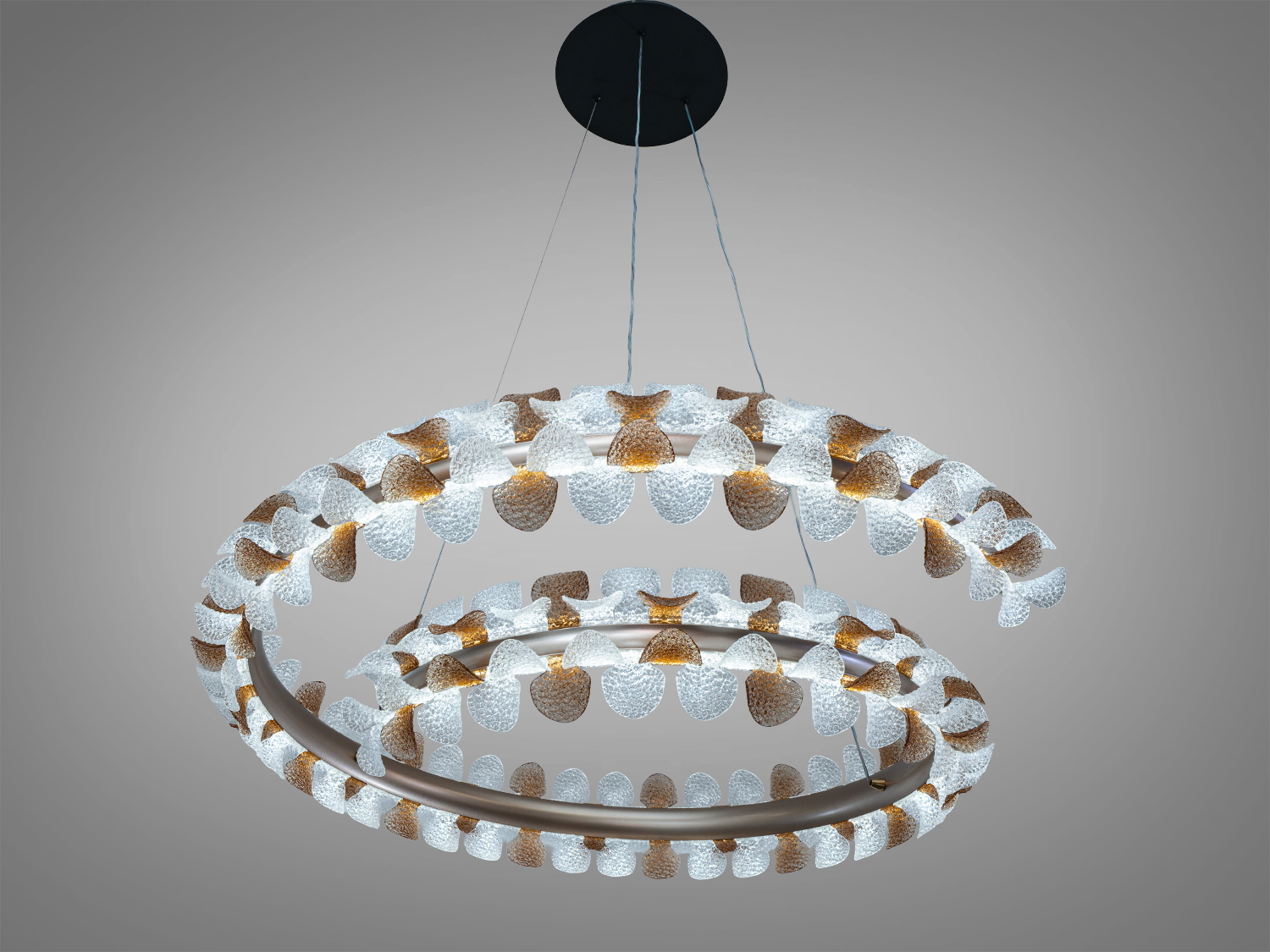 Підвісний світильник на тросах, складається з  спіральної трубки з текстурованими акриловими елементами, що підкреслюють стильний дизайн.