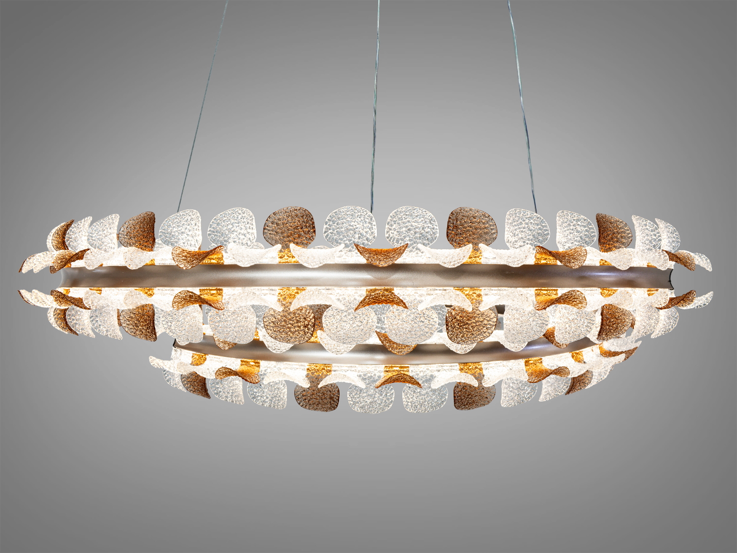 Підвісний світильник спіраль, прикрашений текстурованими акриловими елементами, що додають об′єм. Ідеальний для просторих приміщень.