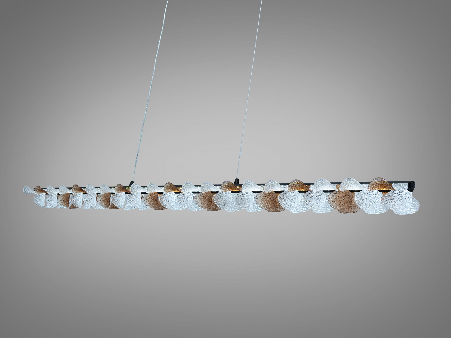 Підвісний світильник з декоративними акриловими елементами, виготовлений з металу та акрилу, підходить для вітальні.