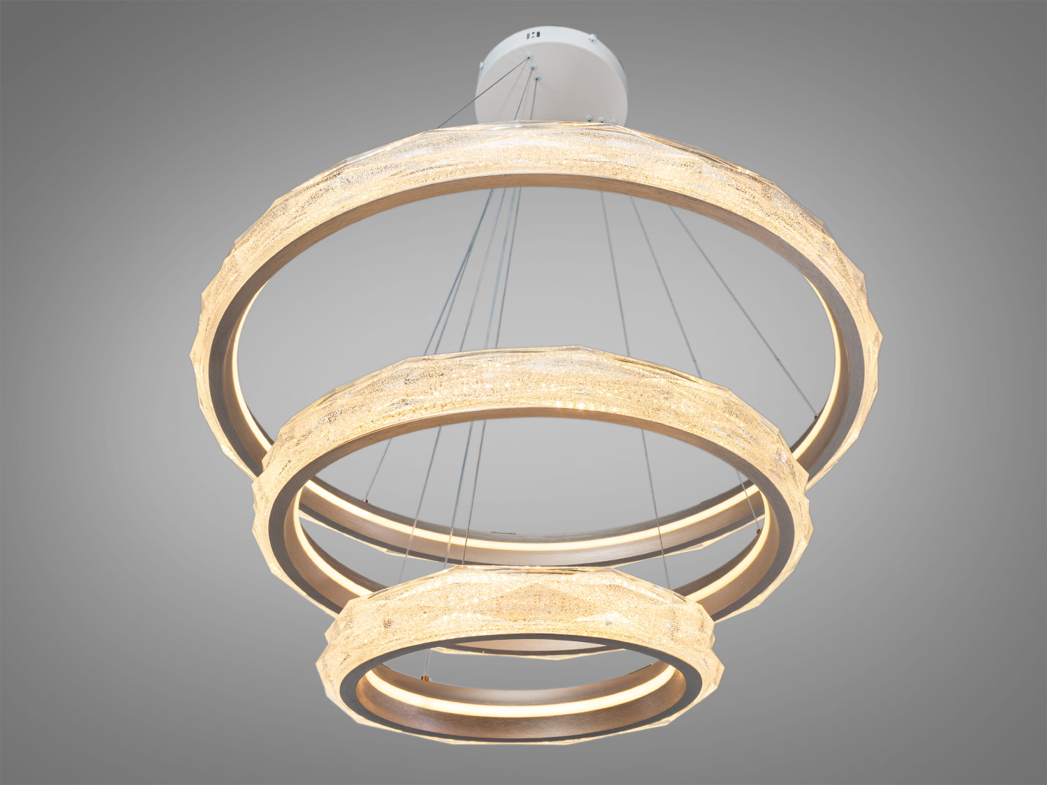 Світильник з трьома акриловими кільцями, що випромінюють тепле світло. Підходить для монтажу у вітальні.