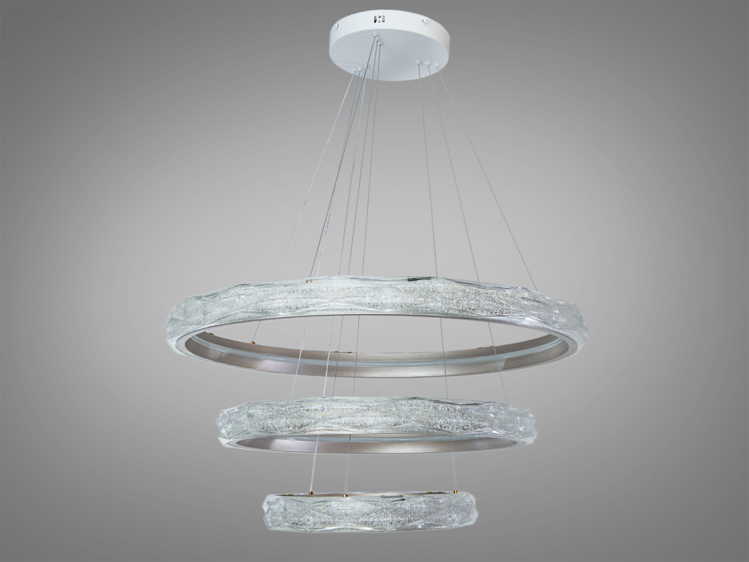 Підвісний світильник з трьома прозорими акриловими кільцями, що створюють ефект кришталю. Підходить для високих стель.