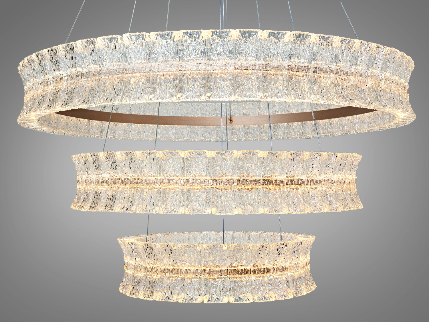 Підвісний світильник з трьома акриловими кільцями, що випромінюють тепле світло. Ідеально підходить для вітальні або їдальні.