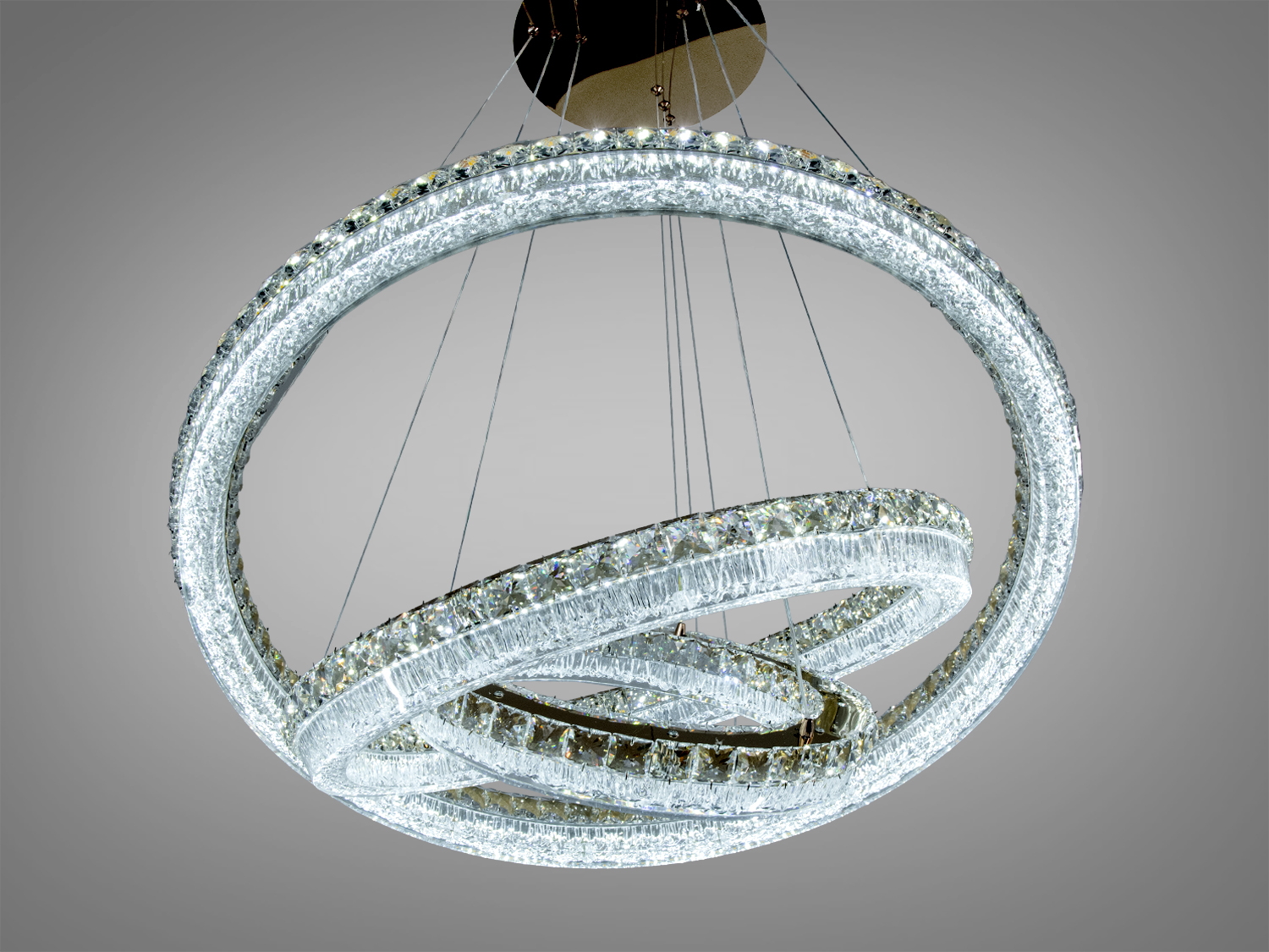 Підвісна акрилова люстра з холодним білим світлом, має три кільця. Підходить для просторих приміщень.