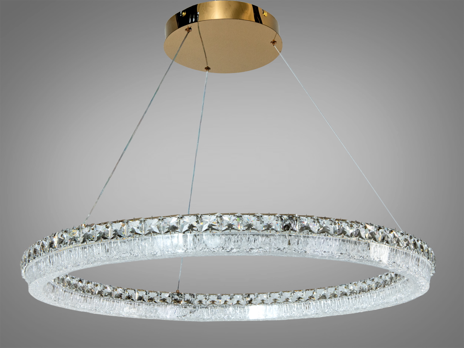 Підвісна люстра з прозорим акрилом, що відбивають світло. Золота основа додає елегантності.