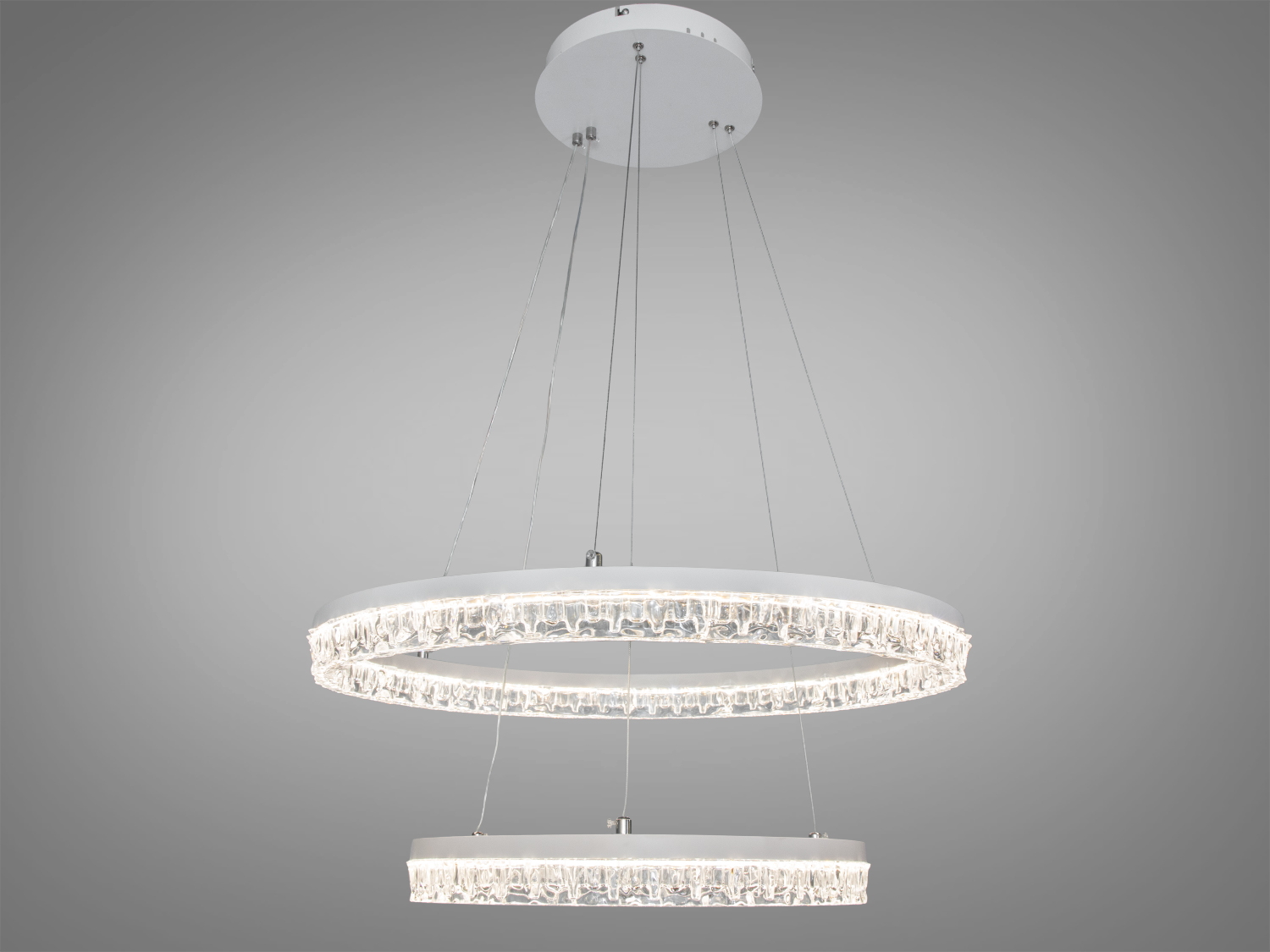 Сучасна люстра з двома кільцями, підвішена на тонких тросах. Прозорі кристали додають елегантності, підходить для вітальні.