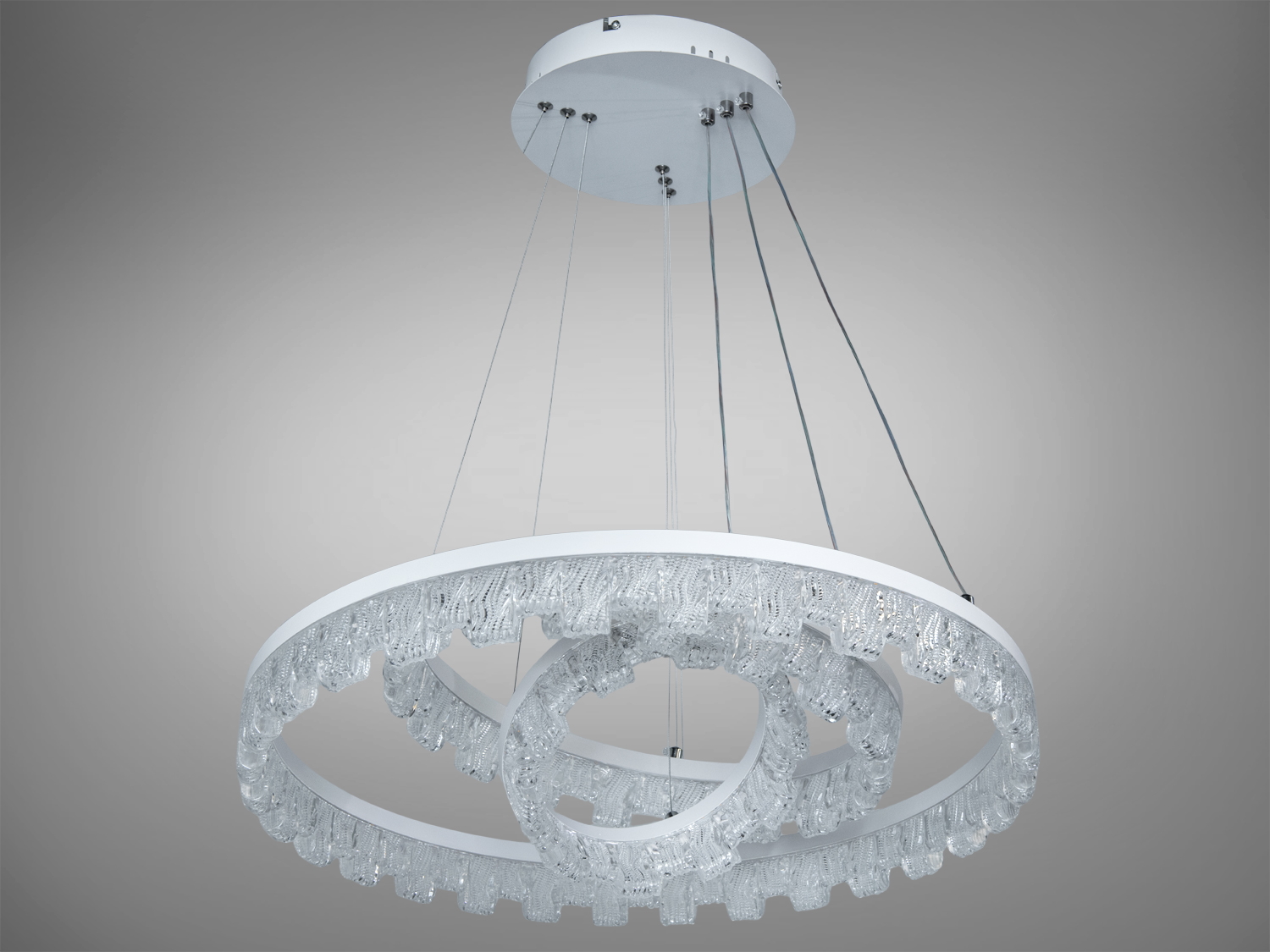 Підвісний світильник з двома LED-кільцями, що створюють м′яке освітлення. Використовує прозорі елементи для сучасного вигляду, підходить для офісу.