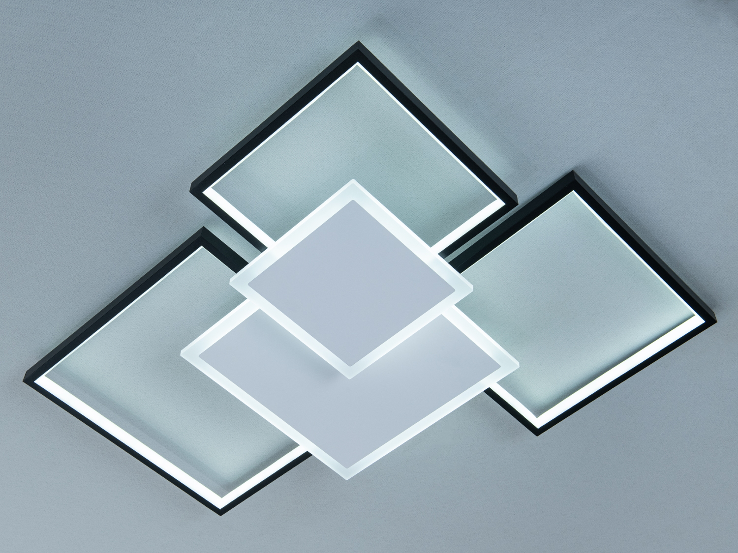 Світлодіодна стельова люстра MX2250-3 100 Вт у білому та чорному. Геометричний дизайн, рівномірне освітлення, монтаж до стелі, керування від вимикача, без пульта.