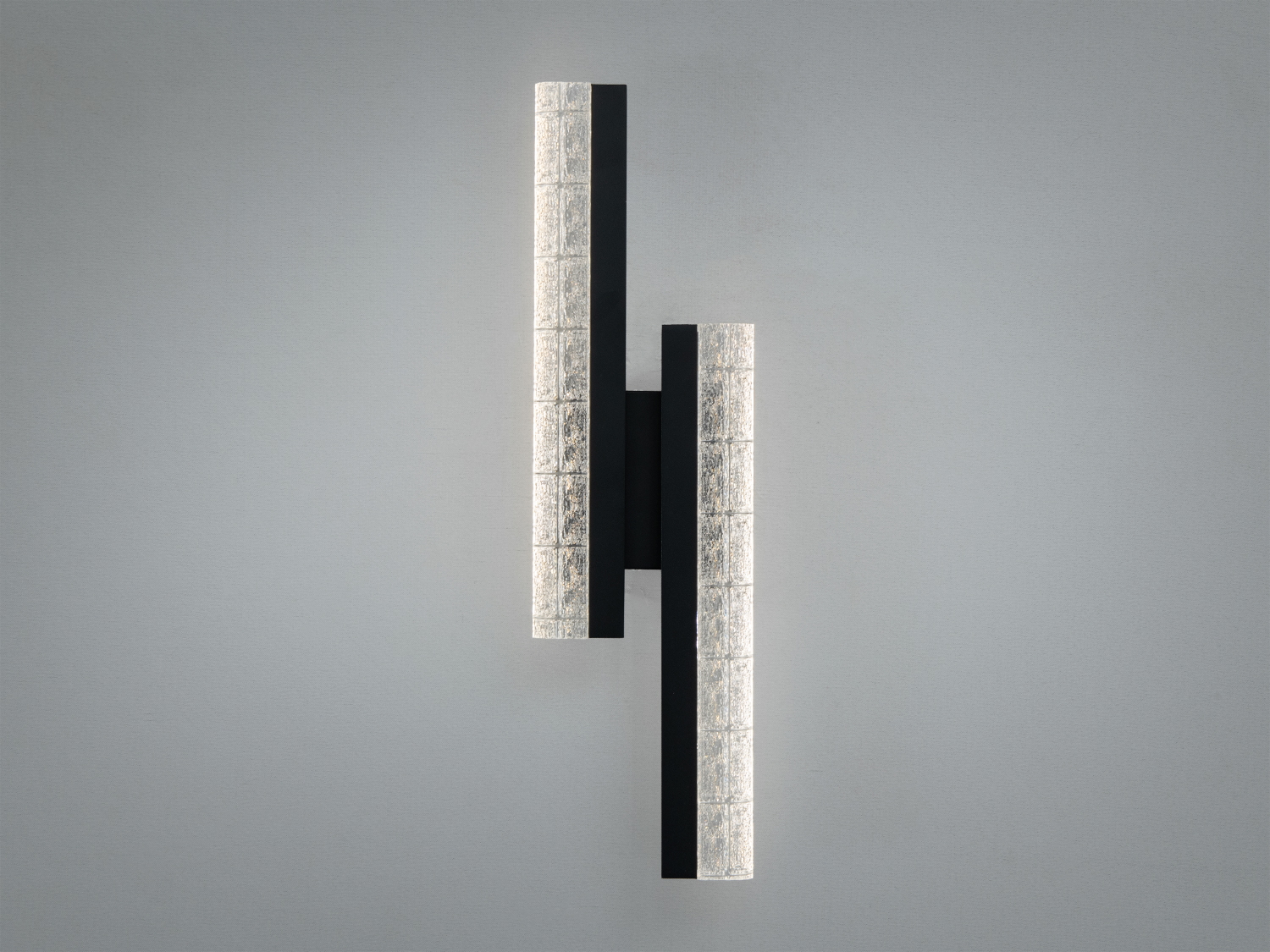 Настінний світильник з двома паралельними світловими елементами, чорний корпус, прозорі вставки, для сучасного інтер′єру.