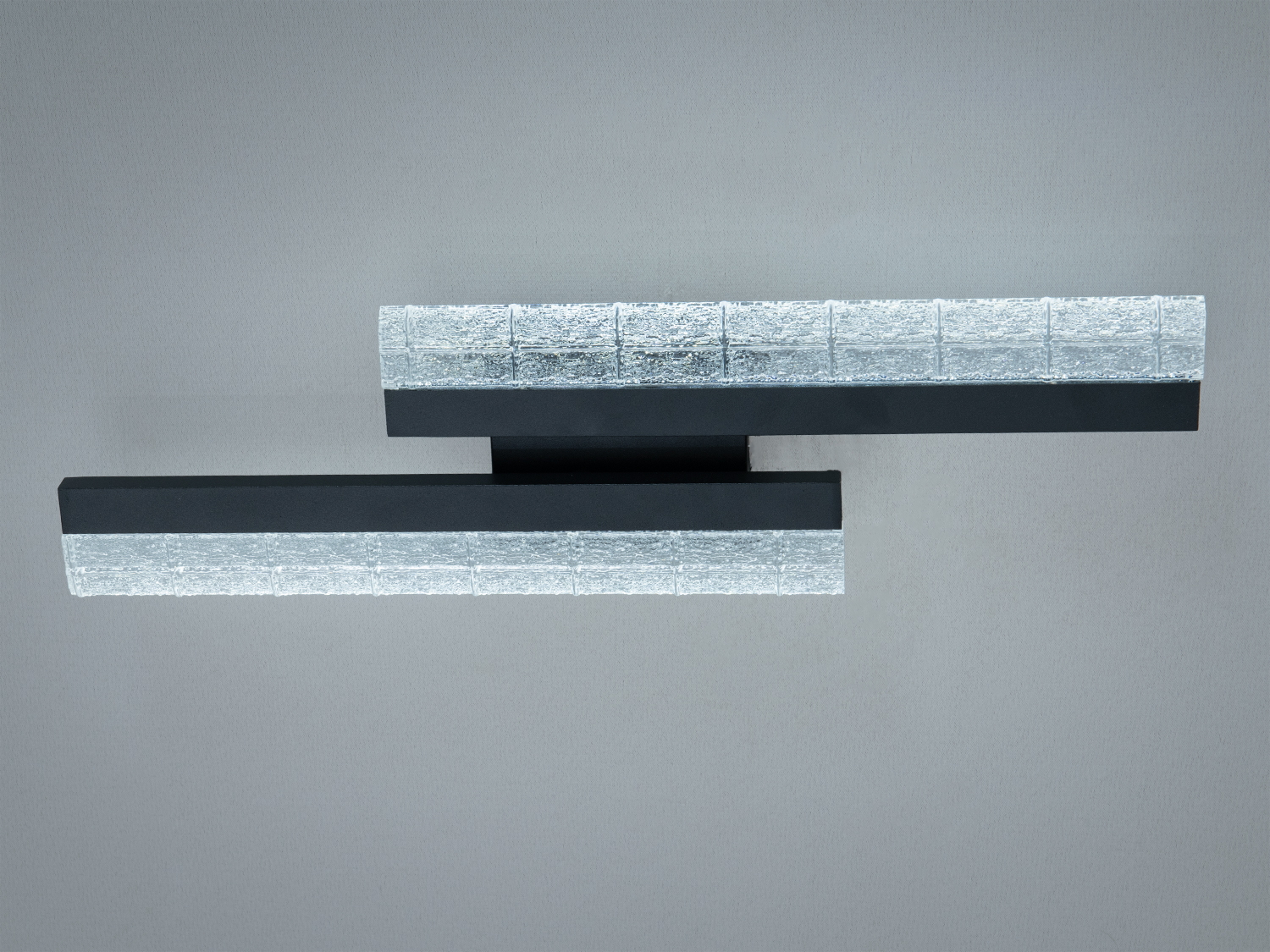 Настінний світильник з горизонтальним монтажем, чорний корпус, прозорі вставки, підходить для сучасного інтер′єру.