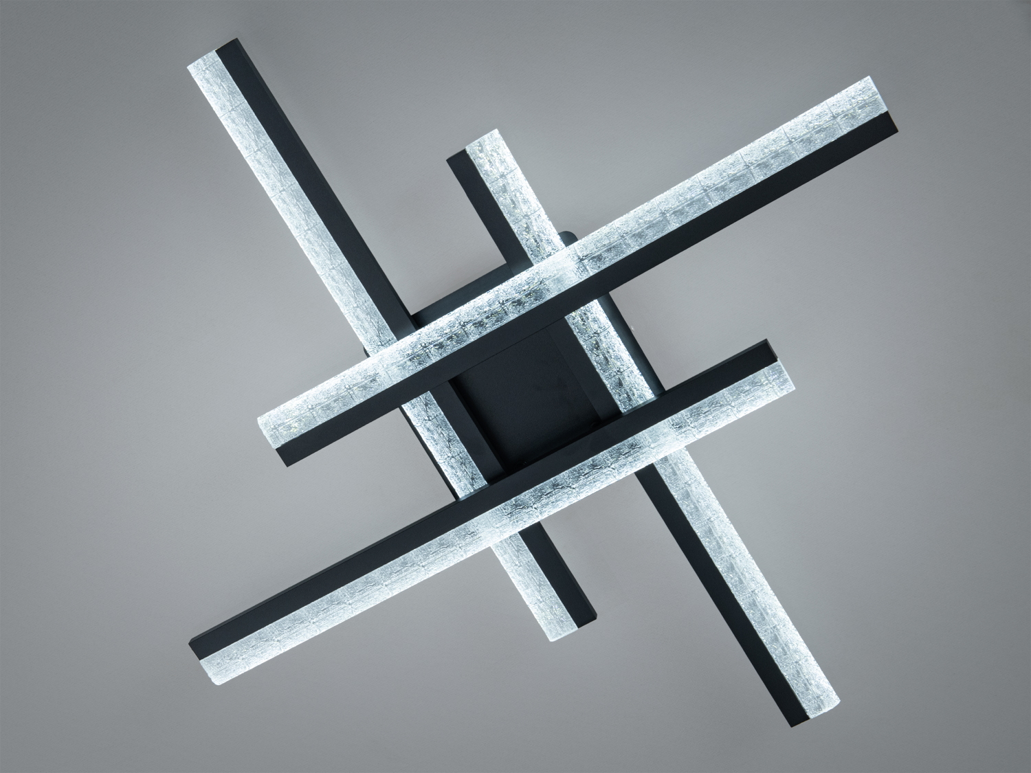 Стельовий світильник з чорними перехресними планками, що випромінюють холодне світло. Підходить для мінімалістичного дизайну.