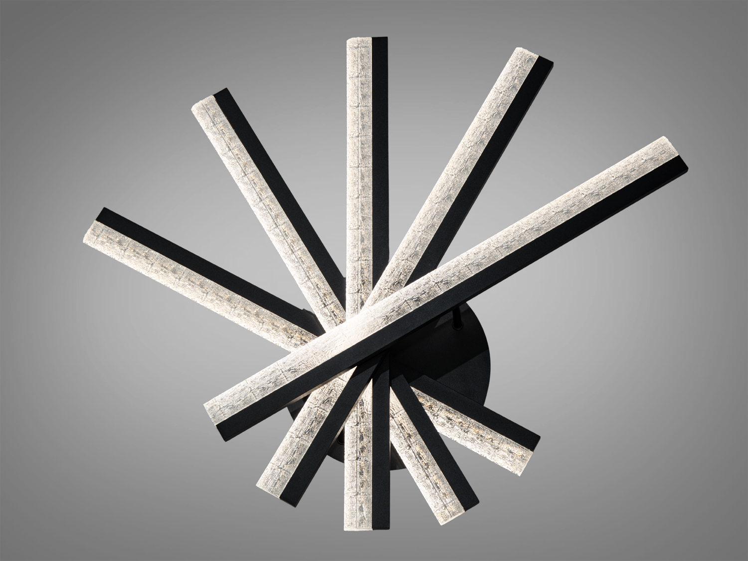 Настінний світильник з перехресними прямокутними елементами, що створюють динамічний візерунок, підходить для сучасного інтер′єру.