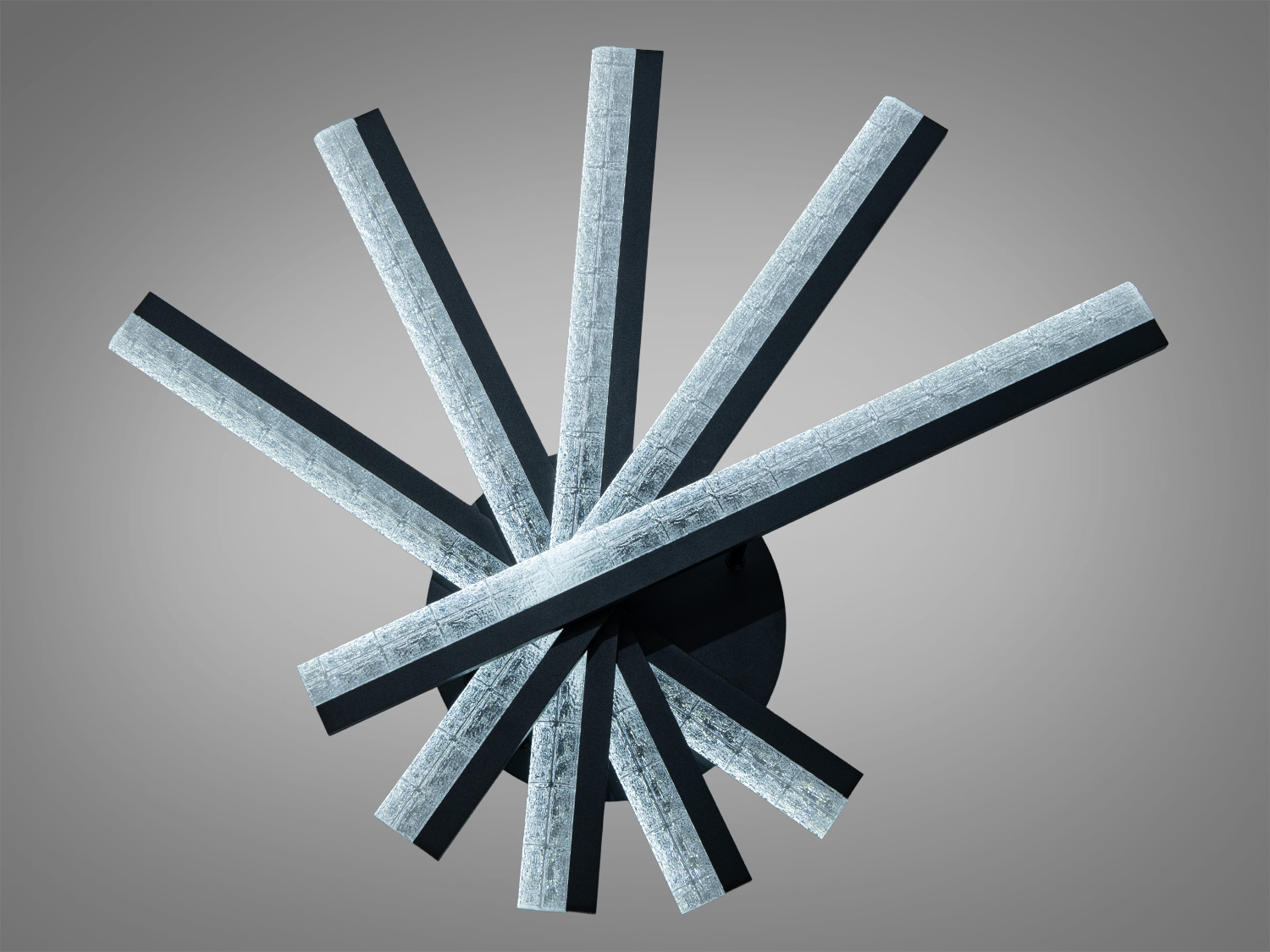 Світильник з металевими прямокутними планками, розташованими віялом, забезпечує рівномірне освітлення, ідеальний для офісного простору.