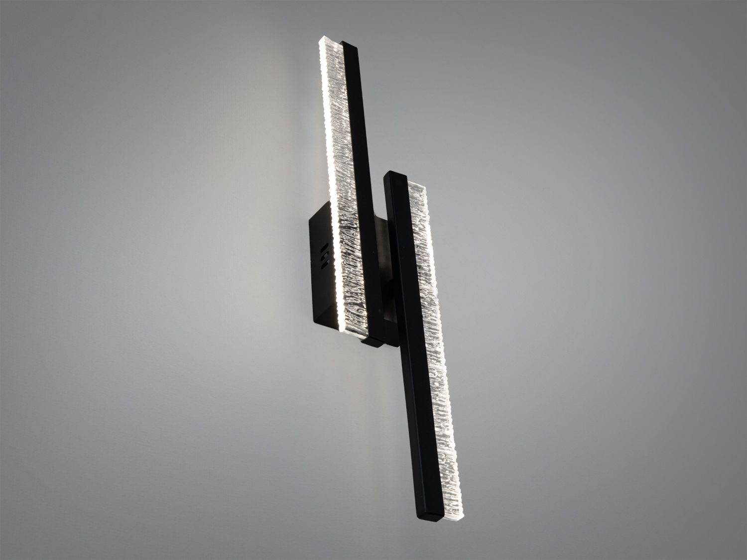 Настінний світильник з вертикальними лініями, виготовлений з чорного металу та скла, підходить для сучасного інтер′єру.