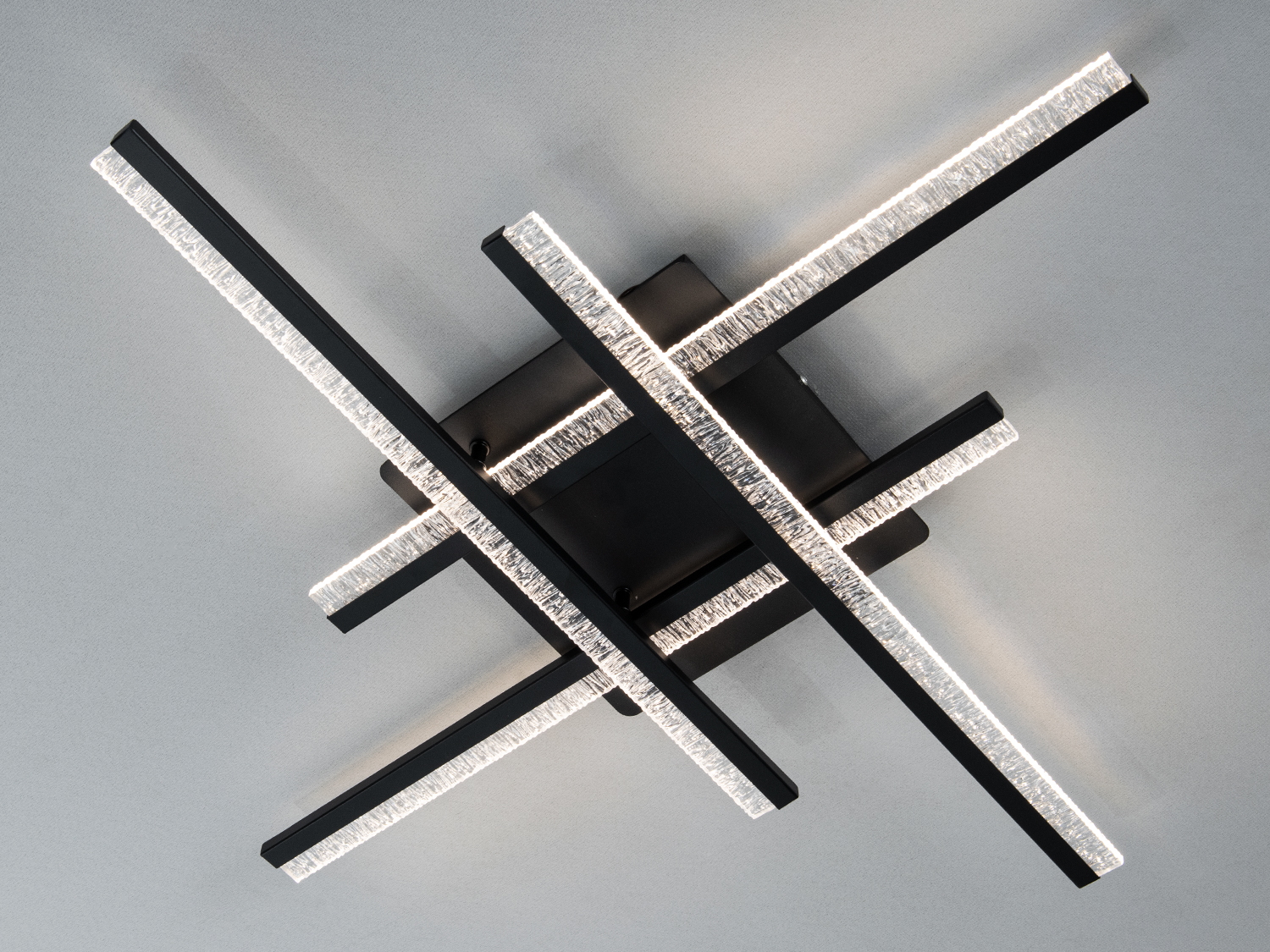 Лампа з чорними перехресними планками, що забезпечує рівномірне освітлення. Ідеально підходить для сучасних офісних приміщень.