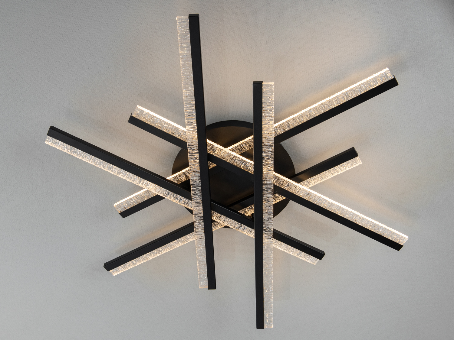 Стельовий світильник з перехресними панелями, що мають текстуровану поверхню. Підходить для сучасних інтер′єрів.