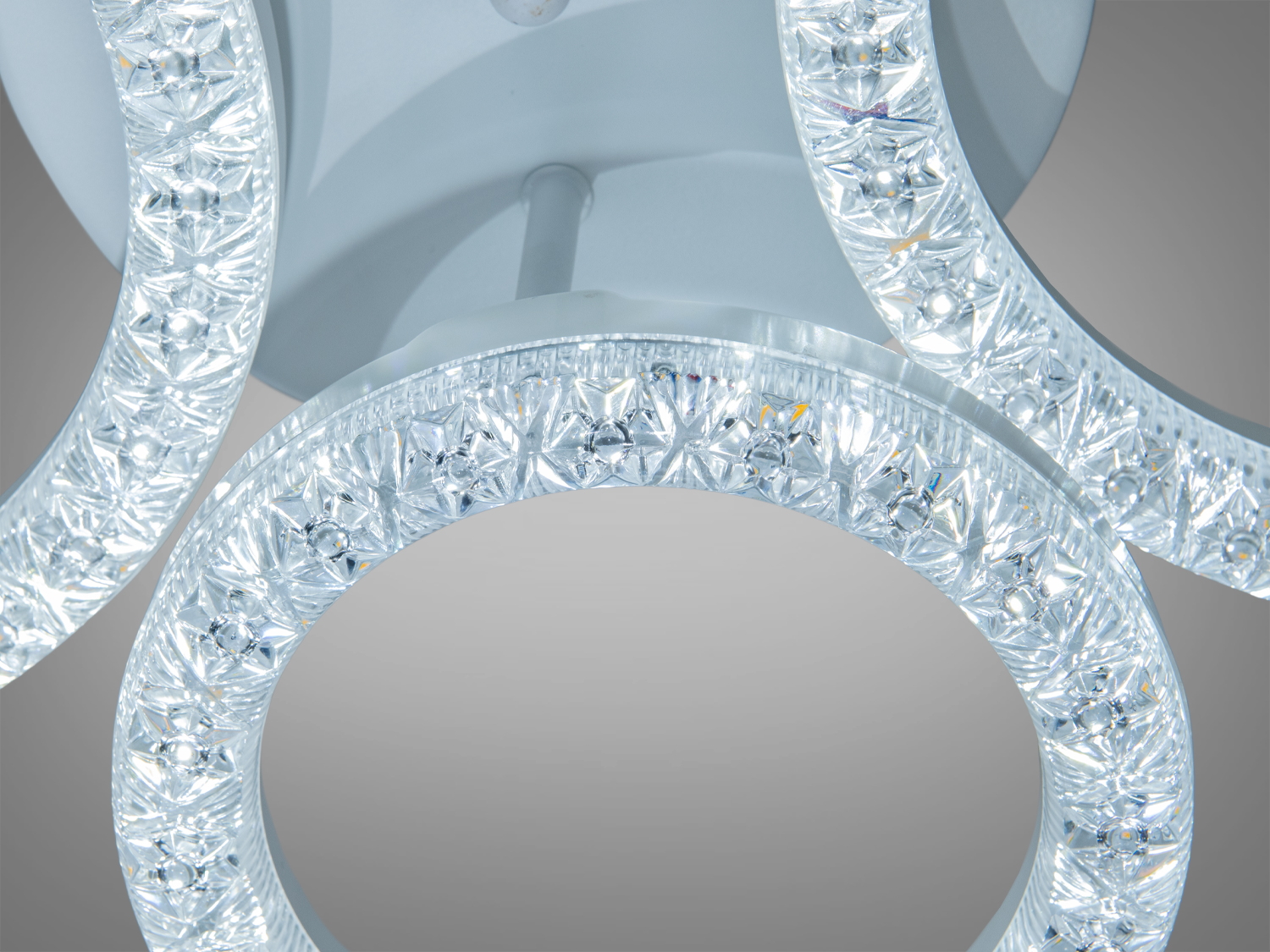 Детальне зображення LED-кілець світильника з кристалічним візерунком, акцент на текстурі.