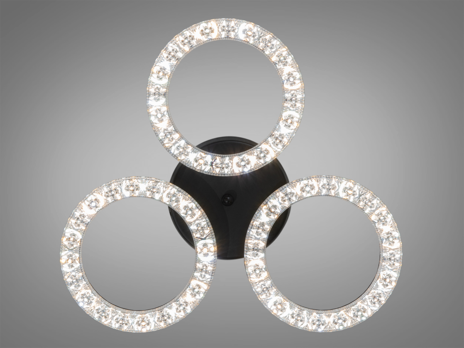 Стельовий світильник із трьома круглими елементами, кристали створюють яскраве освітлення. Підходить для сучасного інтер′єру.