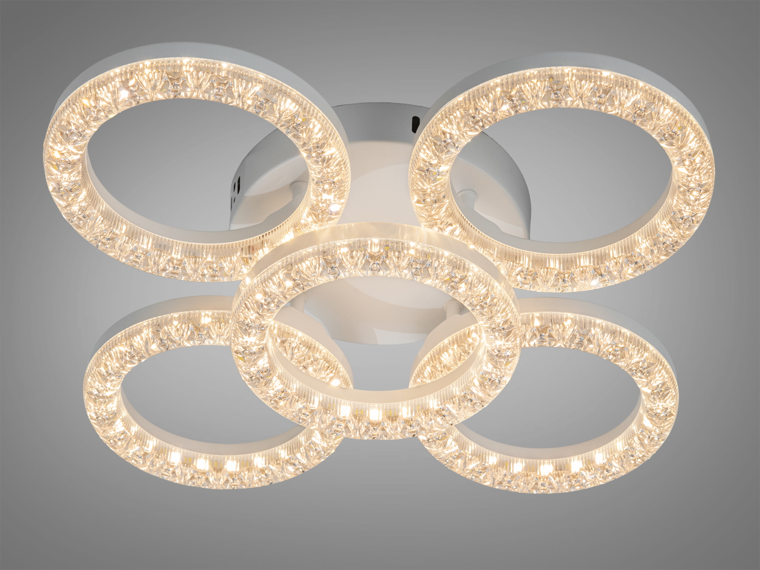 Стельова люстра з теплим світлом, прикрашена кристалами. Ідеальна для створення затишної атмосфери в будь-якому інтер′єрі.