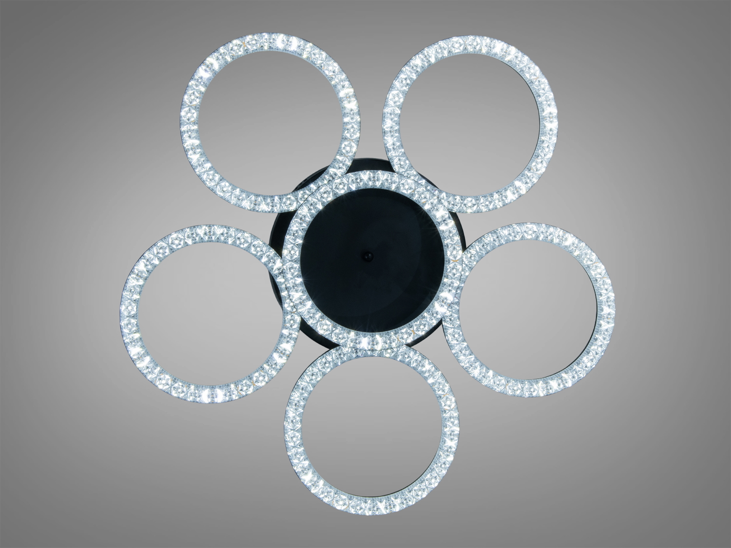 Круглий світильник з шістьма кристалічними кільцями для стельового монтажу. Підходить для освітлення вітальні або офісу.