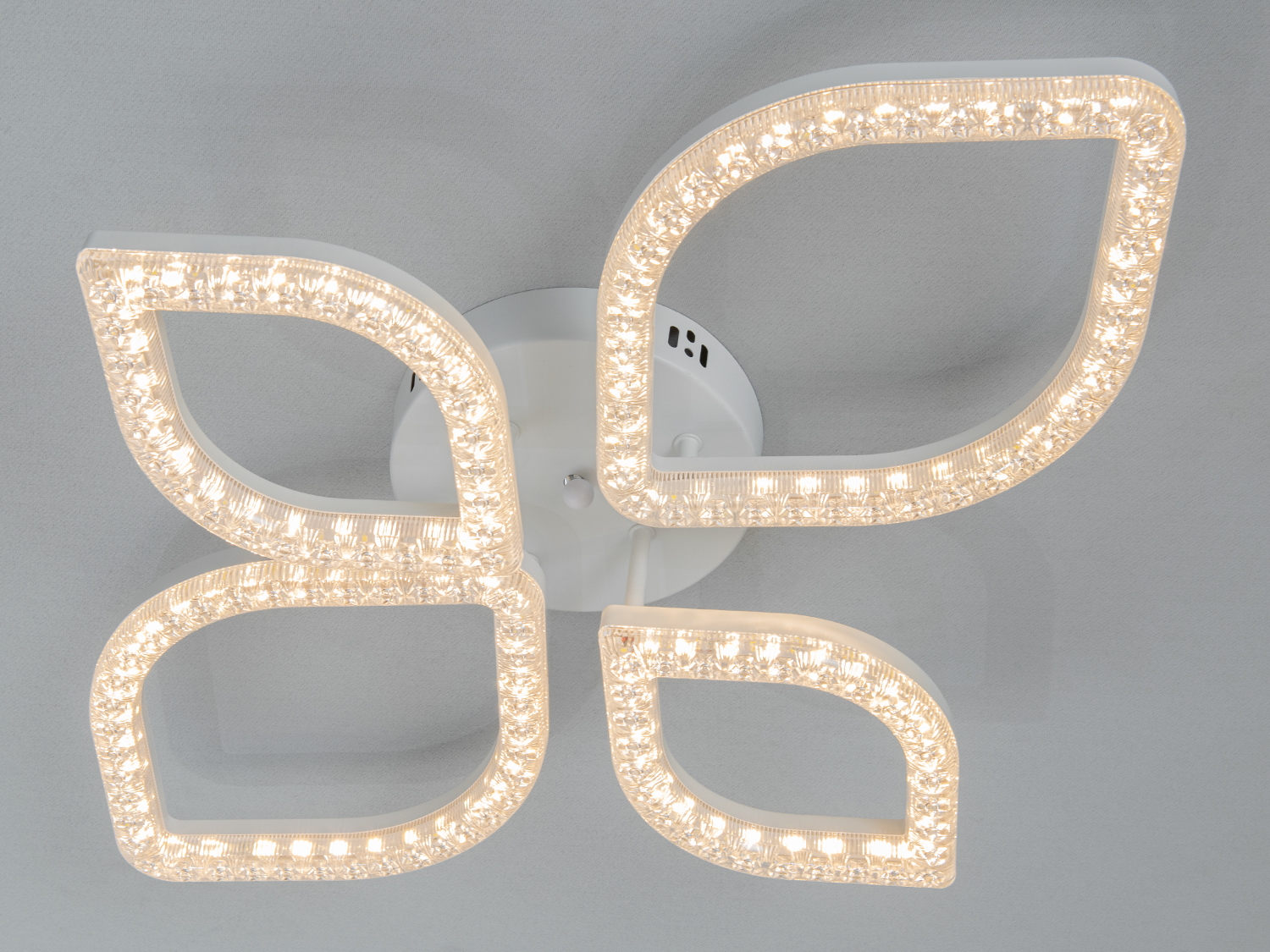 Стельовий світильник з чотирма пелюстками, виконаний у формі квітки, з теплим світлом, підходить для спальні.