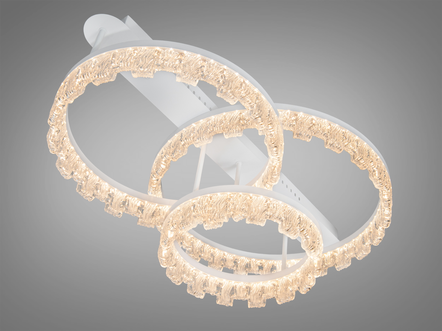 Світильник із трьома кільцями, що випромінюють тепле жовте світло. Ідеальний для створення затишної атмосфери в кімнатах.