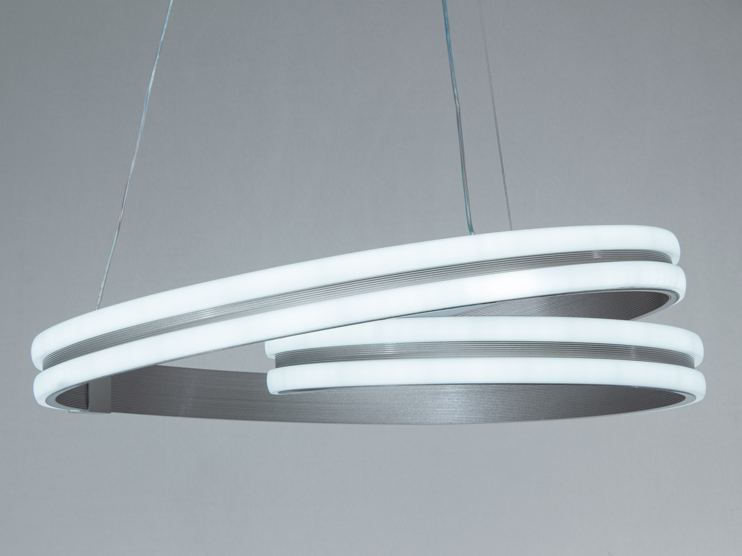 Підвісний світильник з білими кільцями, що світяться, надає простору сучасний вигляд. Виготовлений з алюмінію, підходить для офісів.