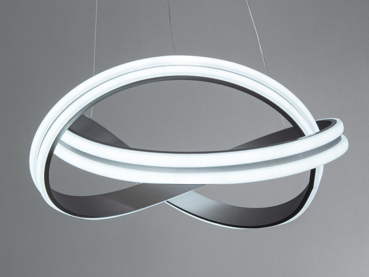 Підвісний світильник у формі нескінченності з нейтральним світлом, підходить для вітальні. Використовує сучасні LED технології.