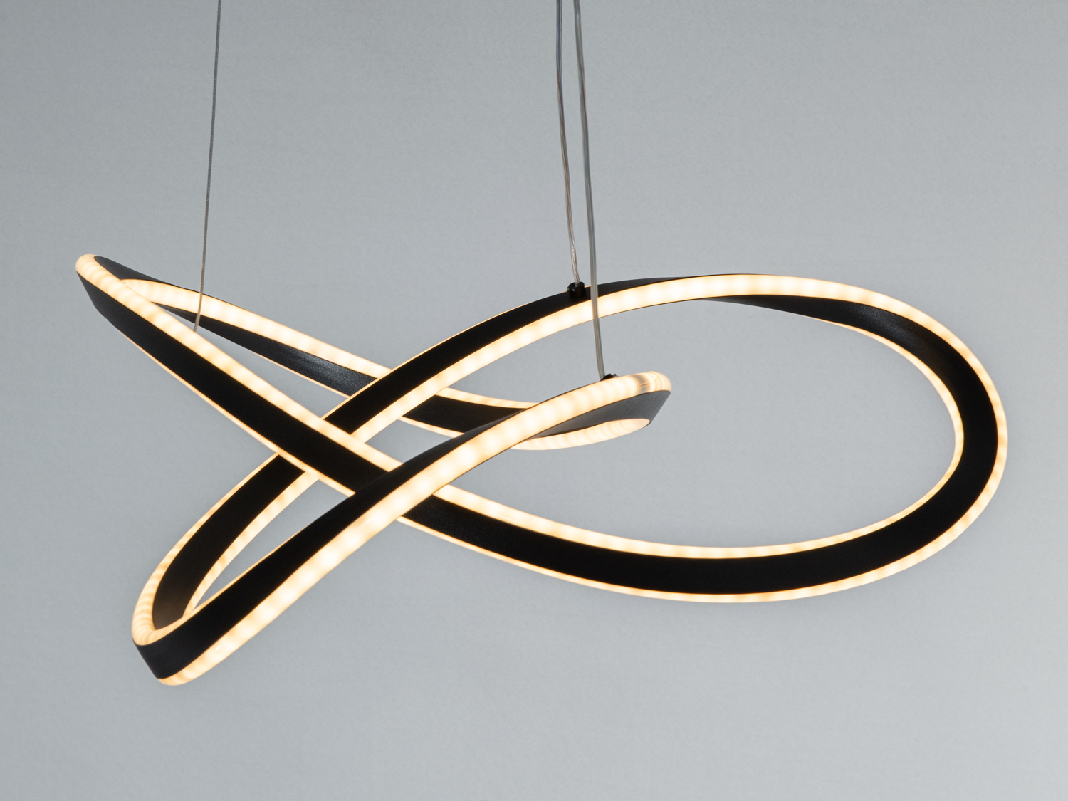 Підвісний світильник з LED-підсвіткою, виконаний у вигляді переплетених кілець. Ідеально підходить для сучасного інтер′єру.