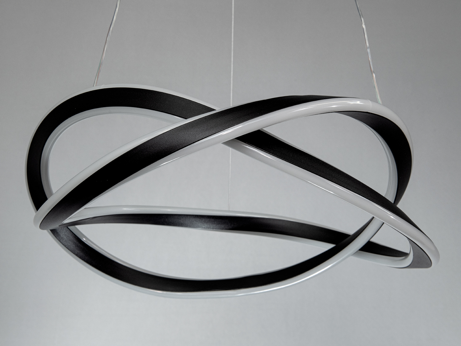 Дизайнерський світильник з матовим покриттям, LED-кільця надають стильний акцент у будь-якому просторі.